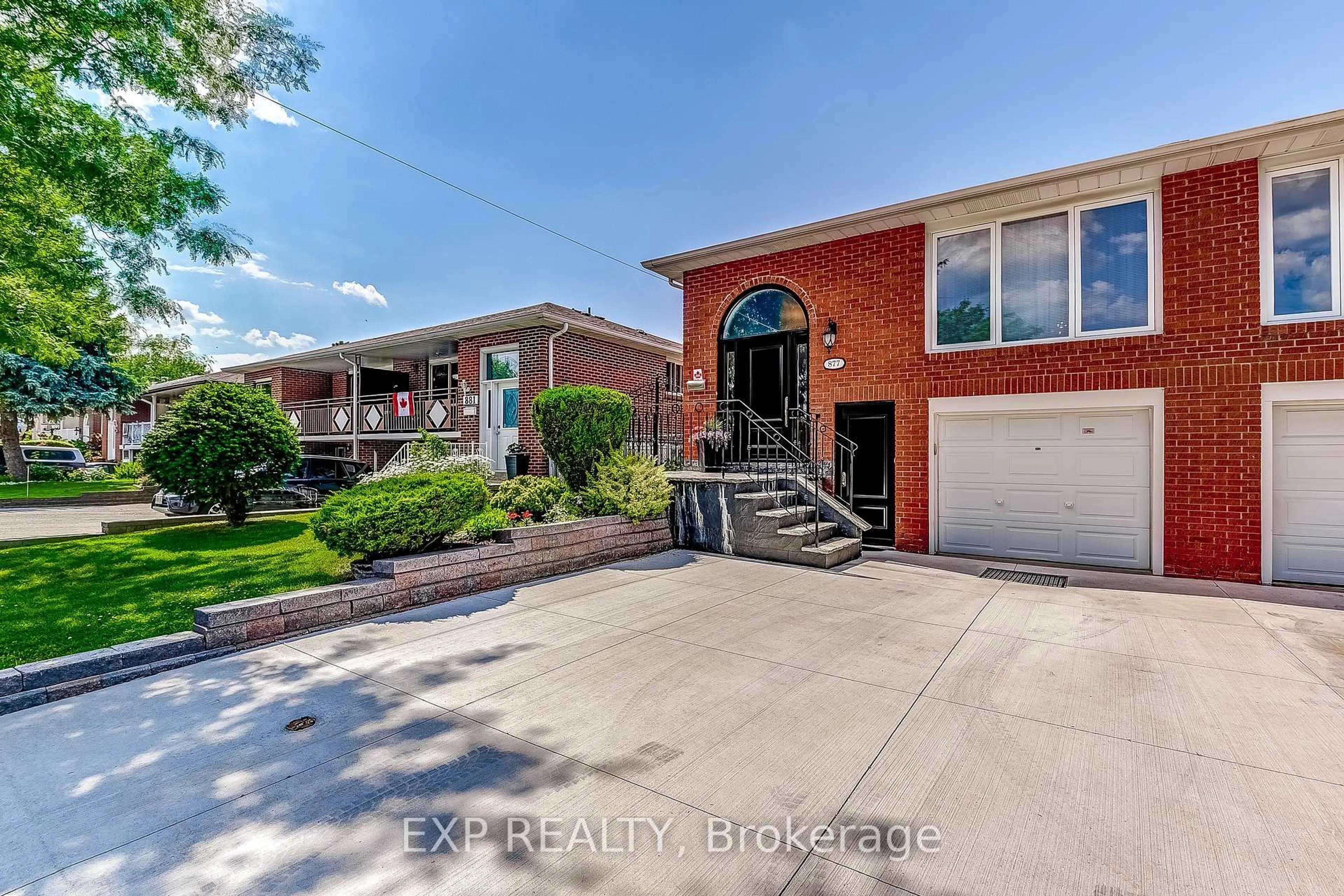 A pic from outside/outdoor area/front of a property/back of a property/a pic from drone, street for 877 Blairholm Ave, Mississauga Ontario L5C 1G5