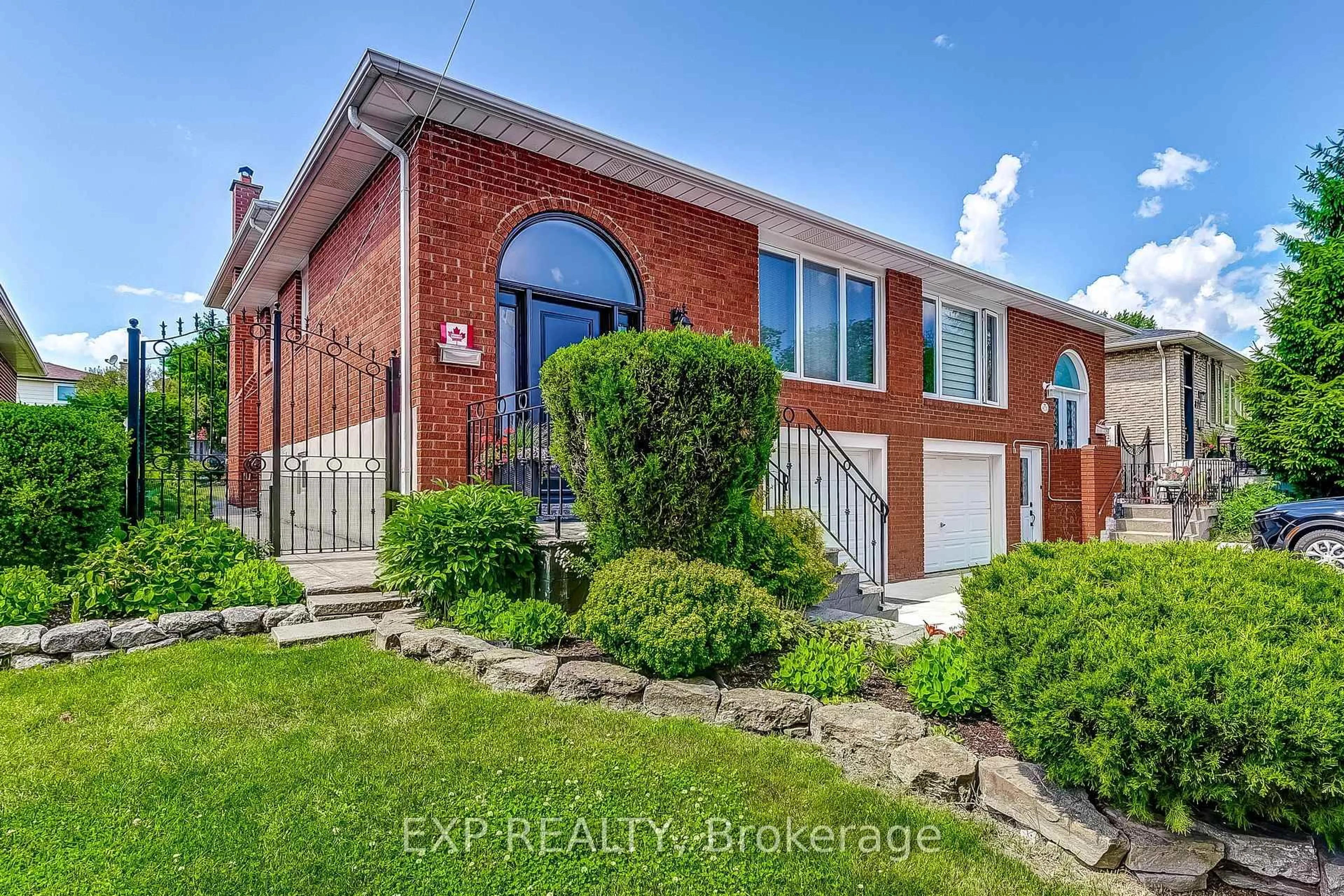Home with brick exterior material, street for 877 Blairholm Ave, Mississauga Ontario L5C 1G5