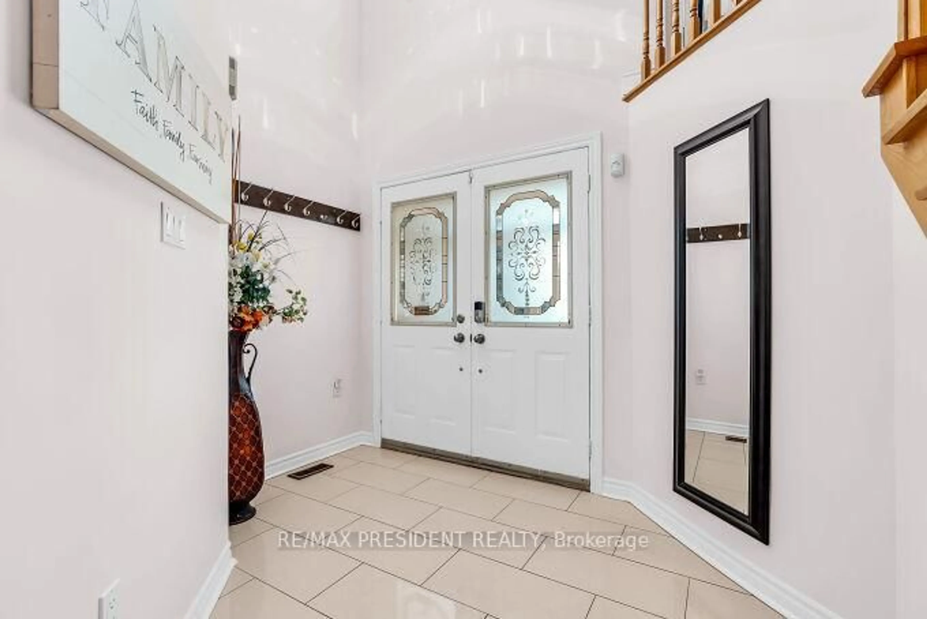 Indoor entryway for 1466 Willowvale Gdns, Mississauga Ontario L5V 1T7