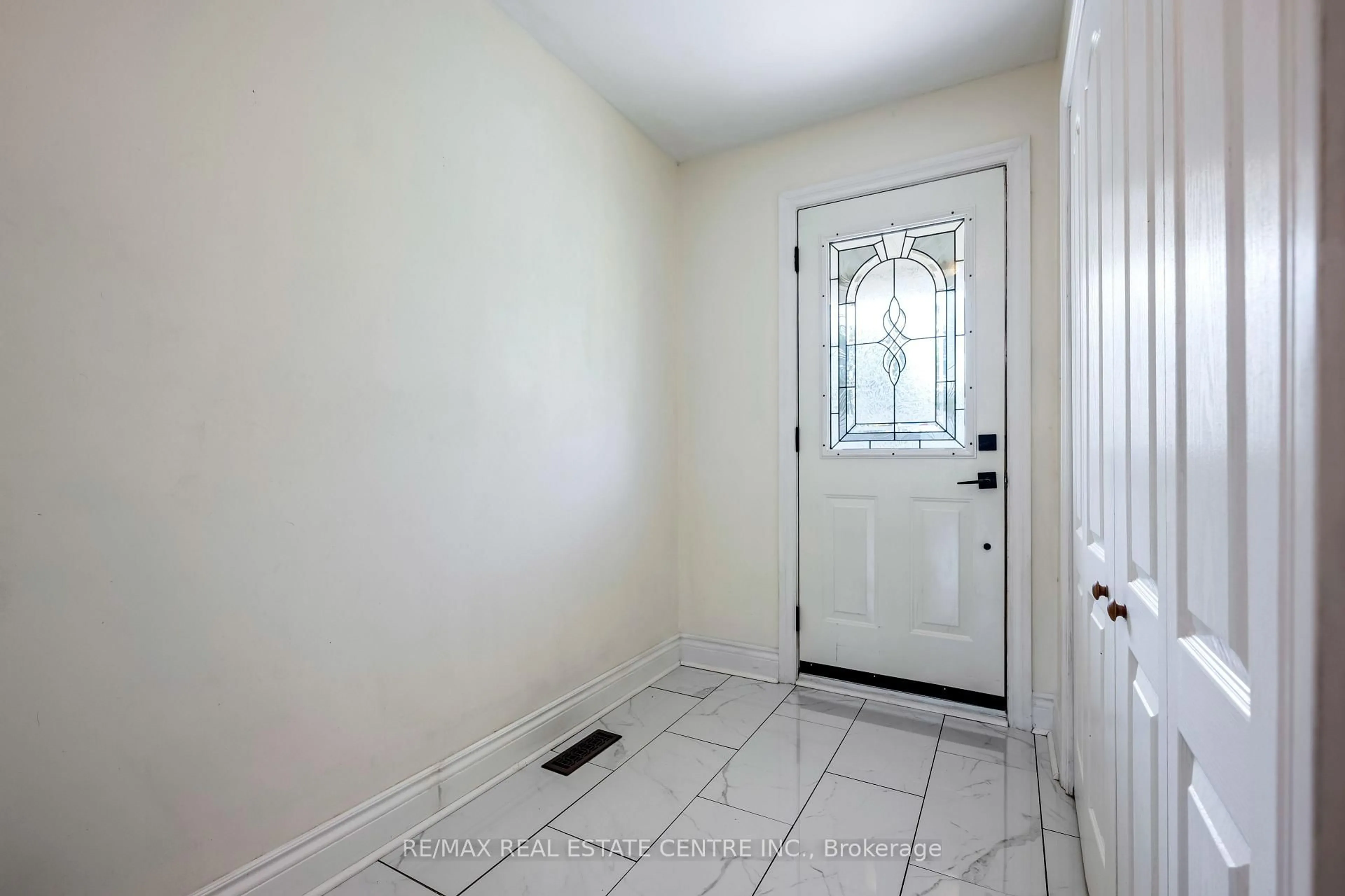 Indoor entryway for 43 Brenda Blvd, Orangeville Ontario L9W 3L3