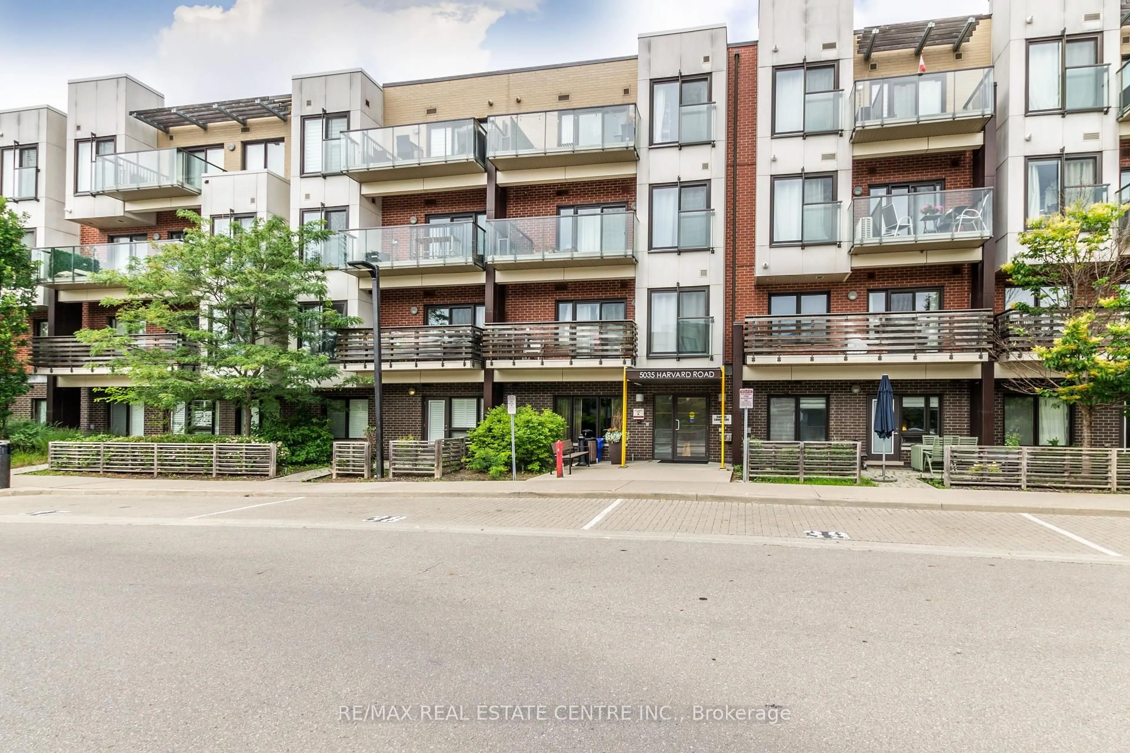 Patio, street for 5035 Harvard Rd #209, Mississauga Ontario L5M 0W7