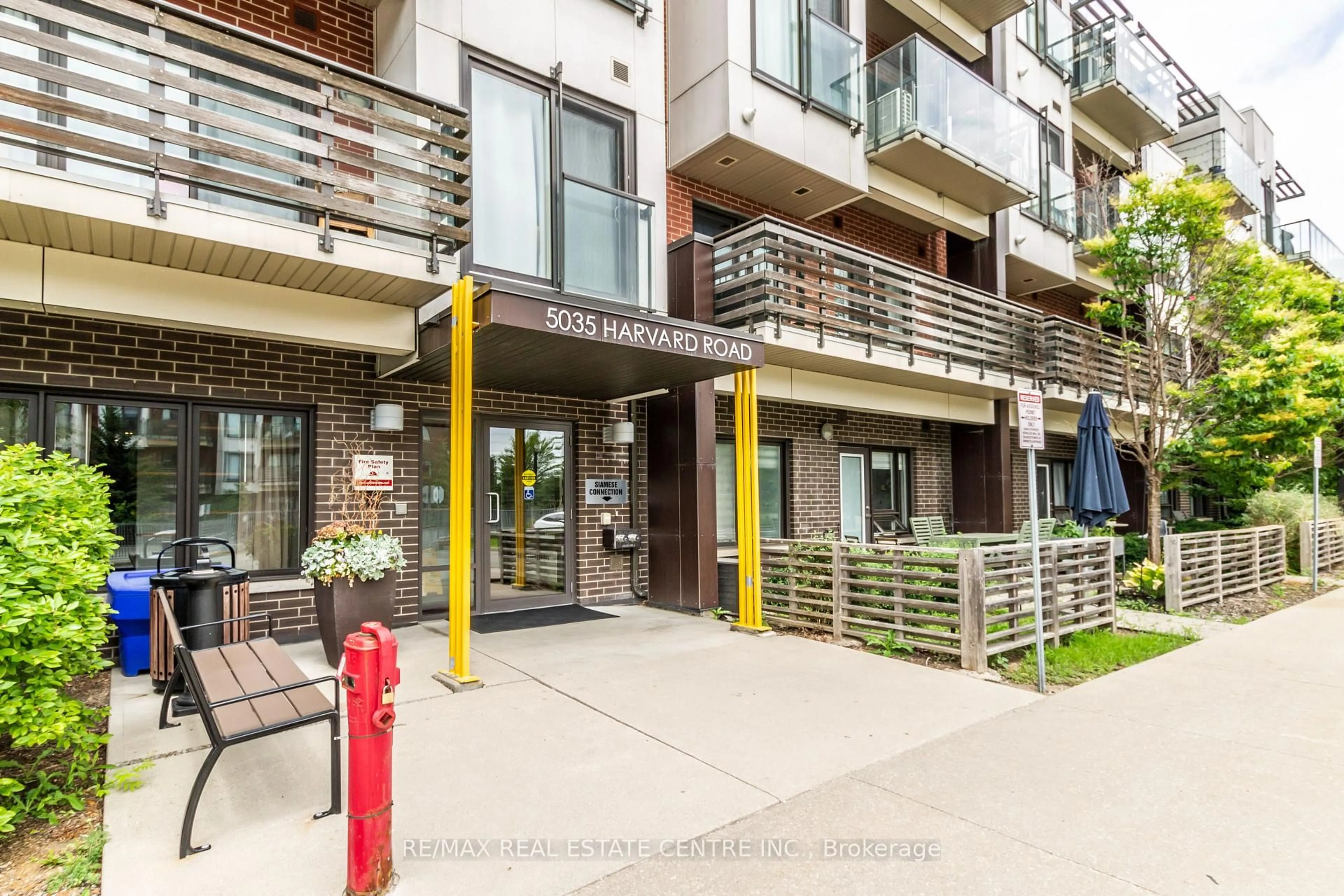 Patio, street for 5035 Harvard Rd #209, Mississauga Ontario L5M 0W7