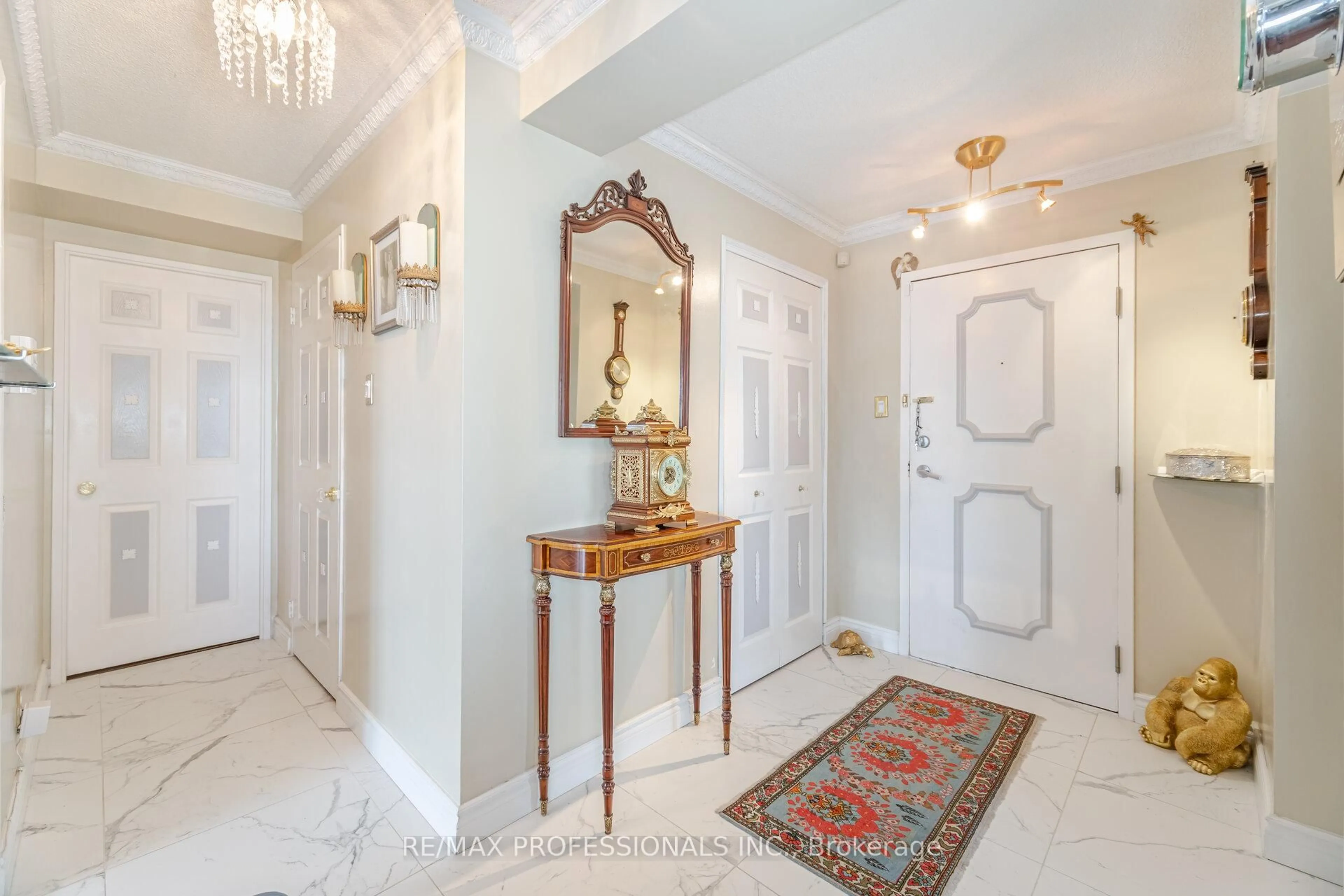 Indoor entryway for 1111 Bough Beeches Blvd #1002, Mississauga Ontario L4W 4N1