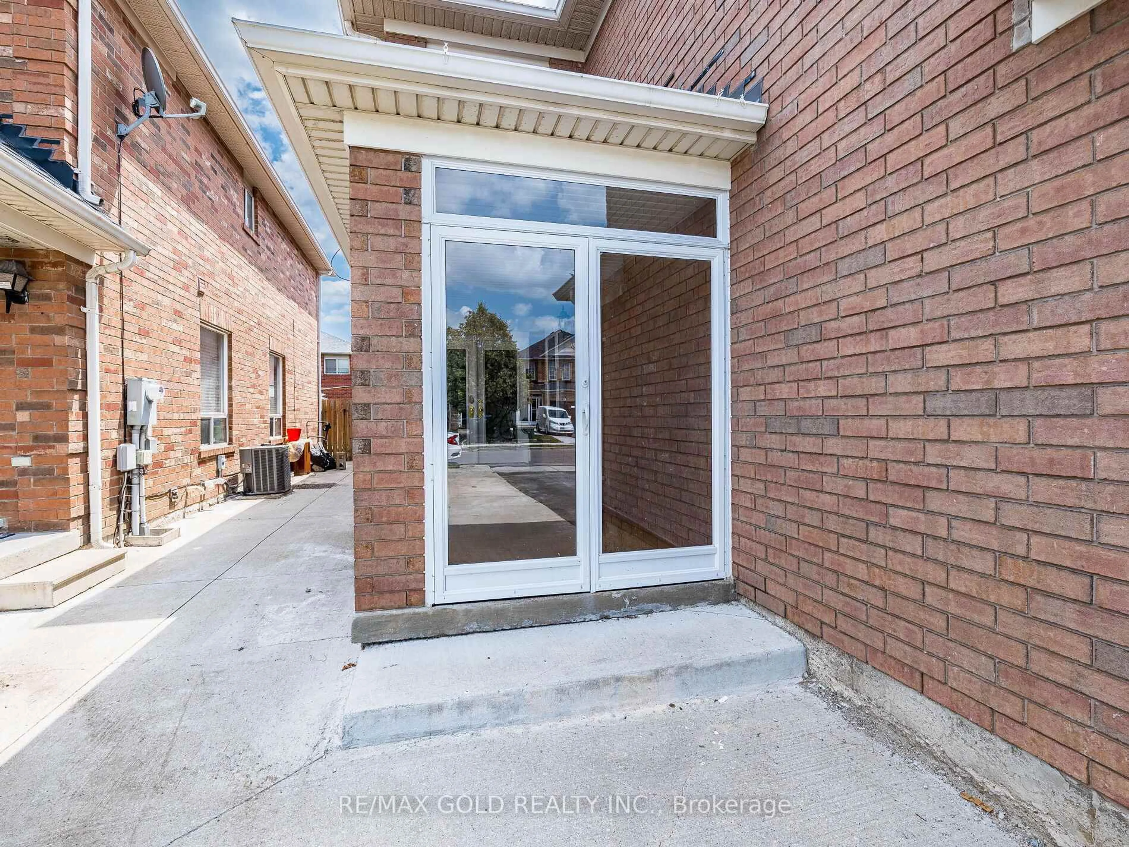 Unknown for 35 Garibaldi Dr, Brampton Ontario L6X 4Y7