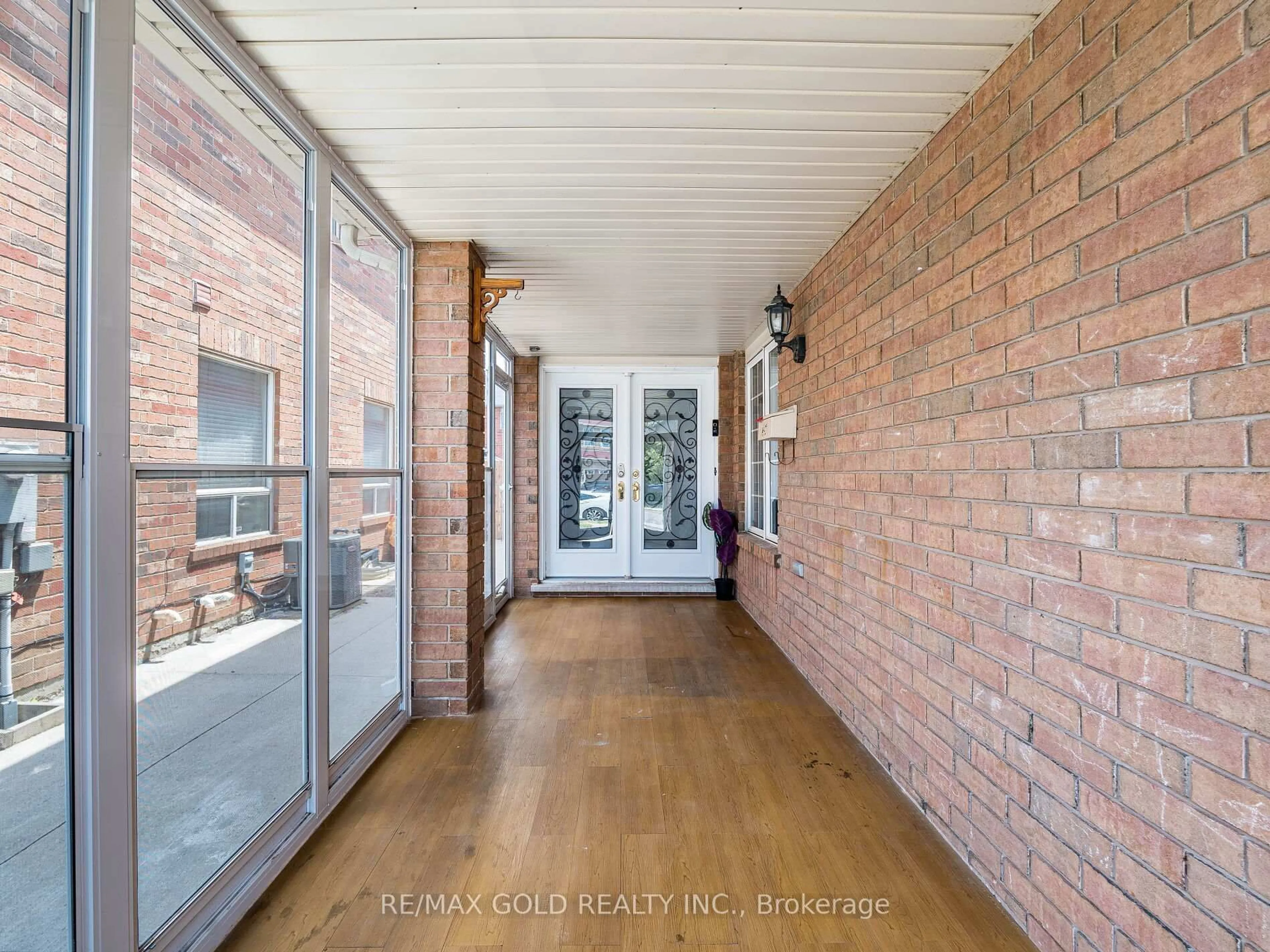 Indoor entryway for 35 Garibaldi Dr, Brampton Ontario L6X 4Y7