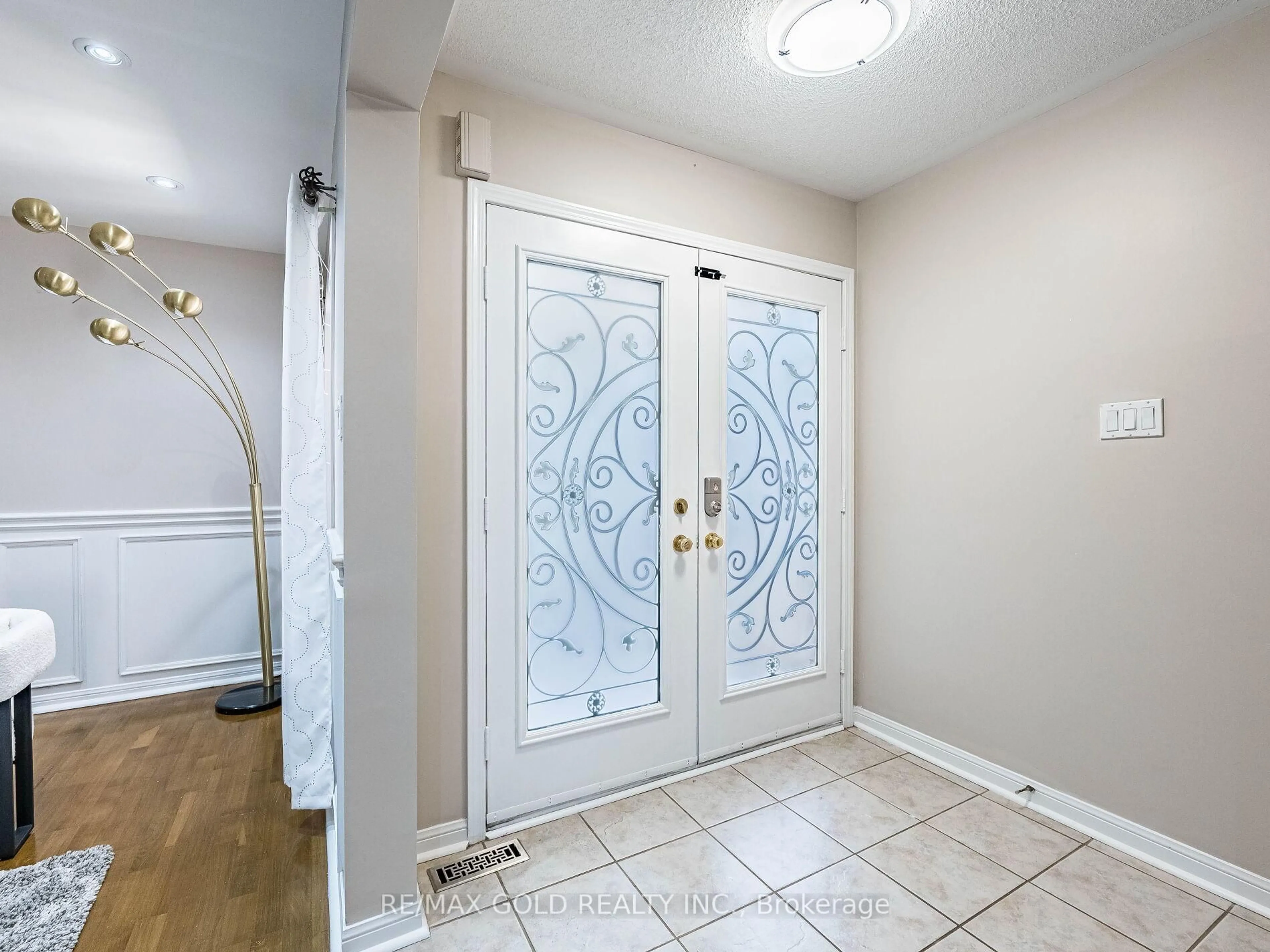 Indoor entryway for 35 Garibaldi Dr, Brampton Ontario L6X 4Y7