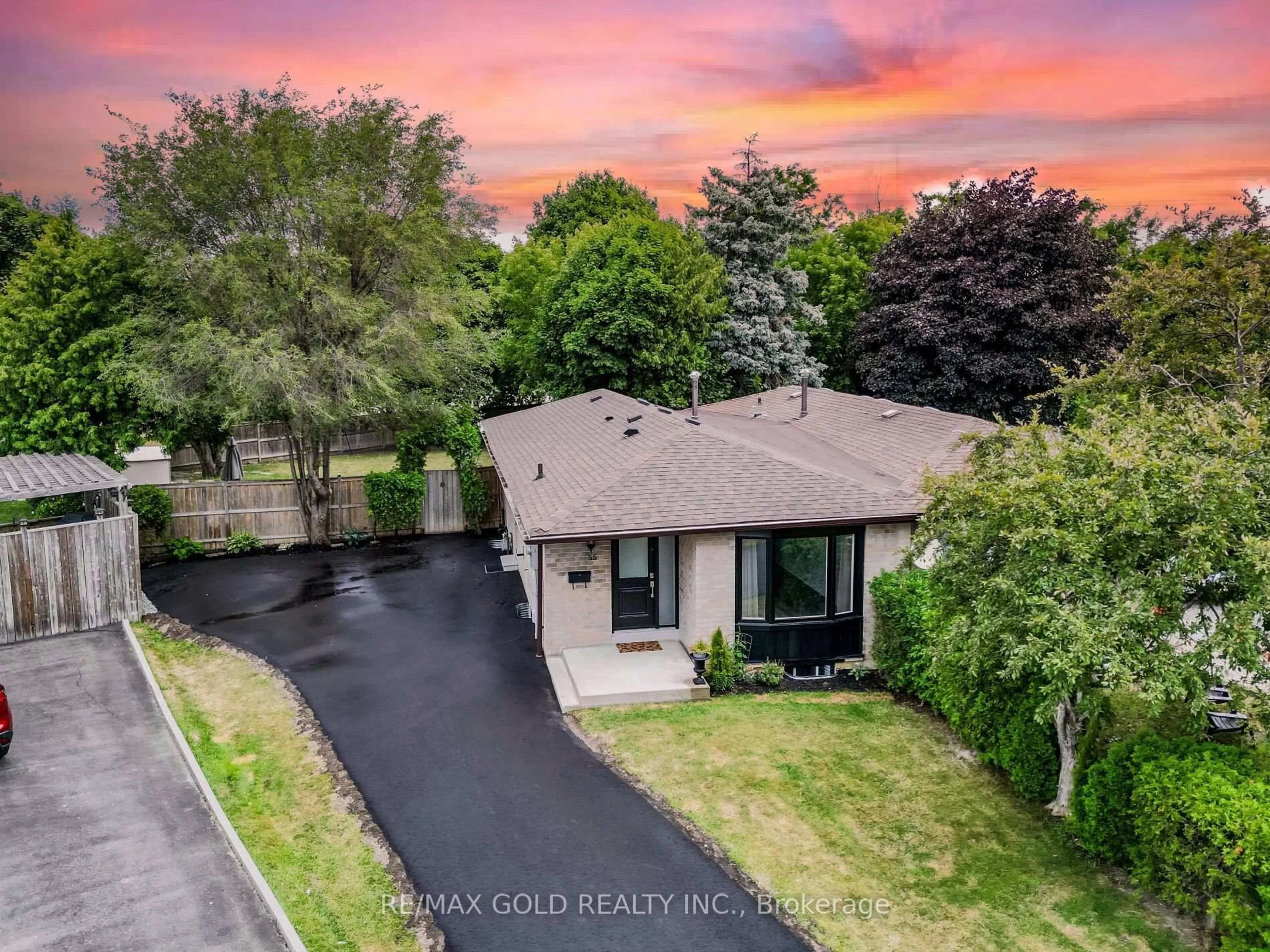 A pic from outside/outdoor area/front of a property/back of a property/a pic from drone, street for 55 Greenwood Cres, Brampton Ontario L6S 1T2