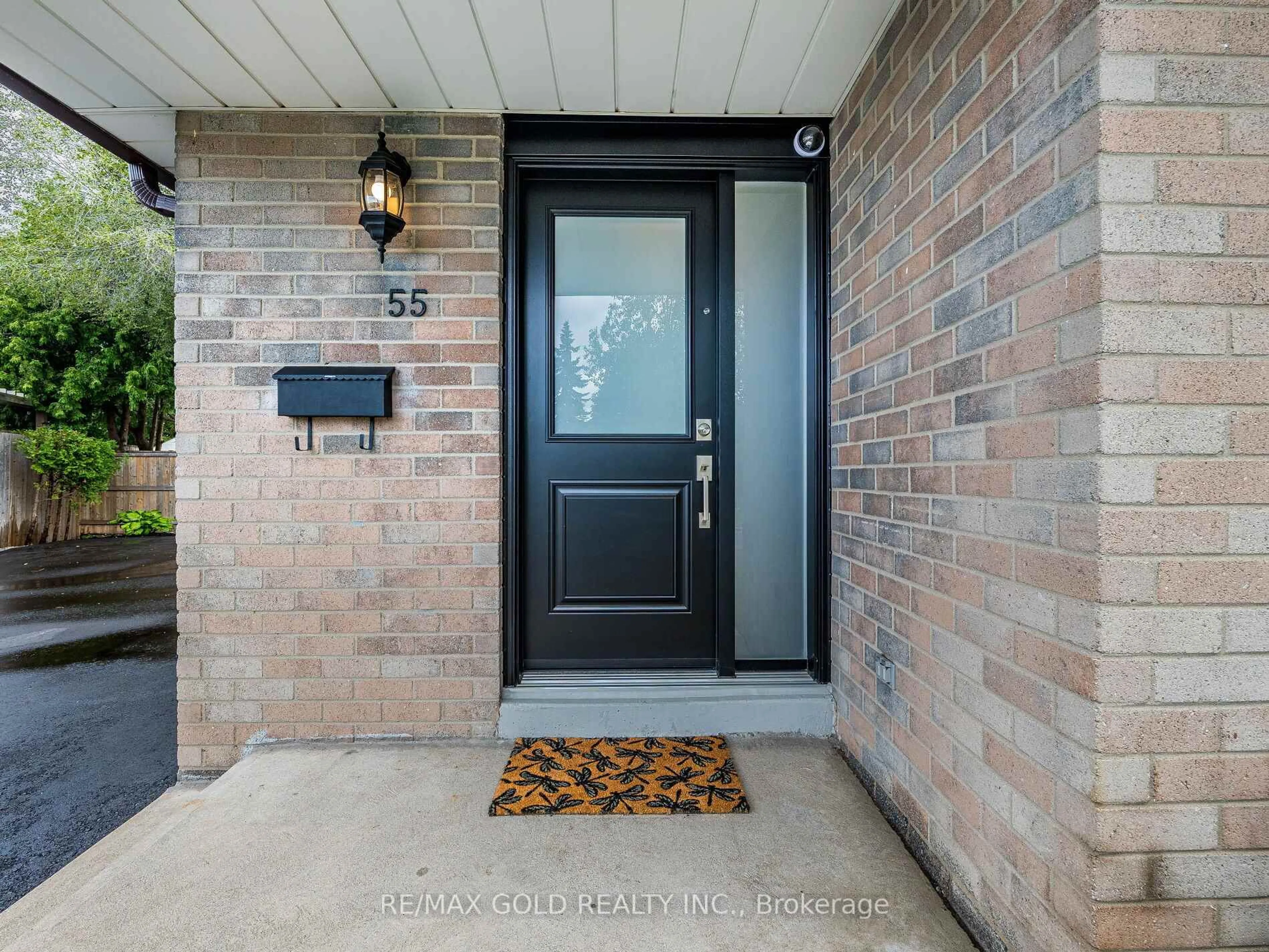 Indoor entryway for 55 Greenwood Cres, Brampton Ontario L6S 1T2