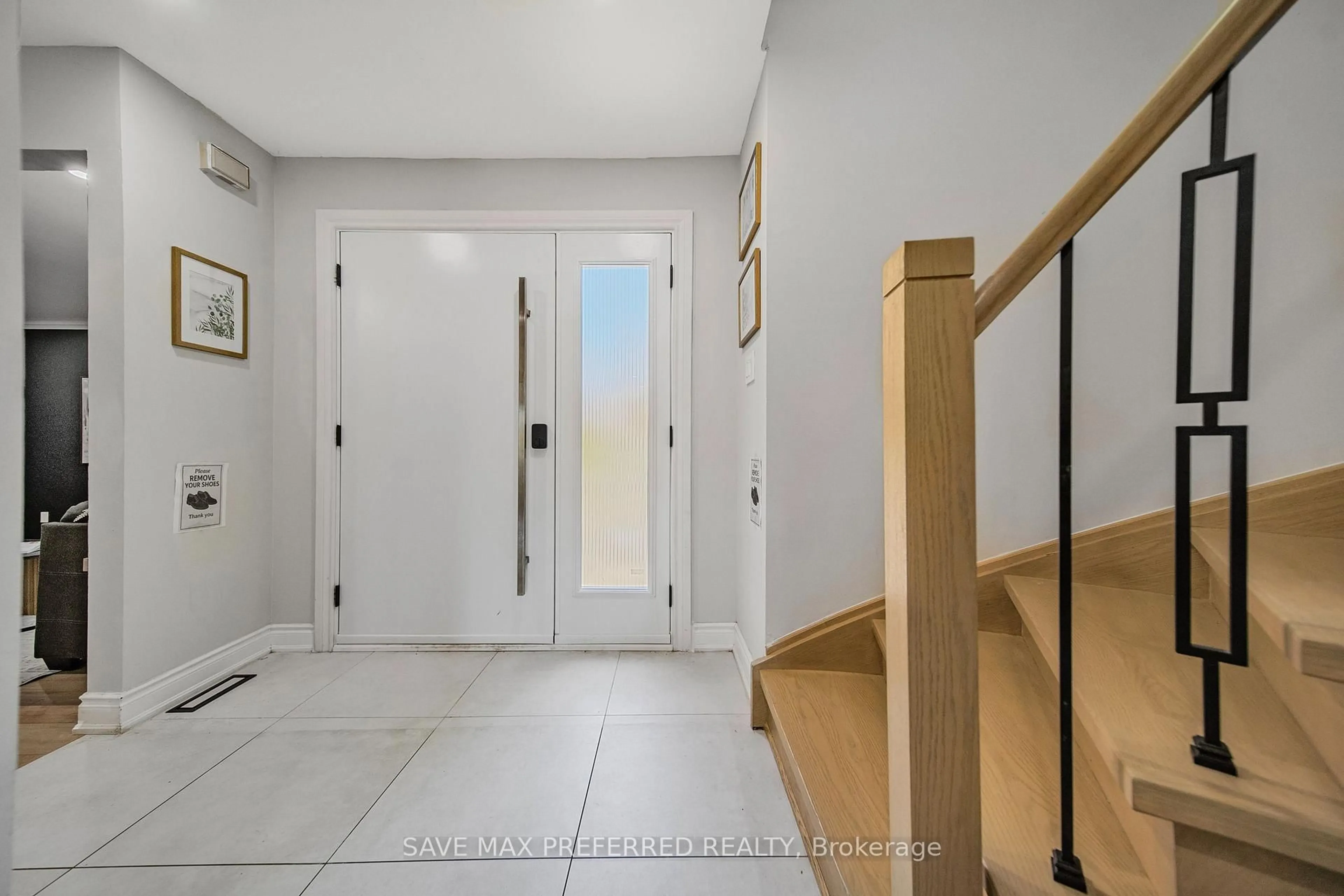 Indoor foyer for 2537 Ambercroft Tr, Mississauga Ontario L5M 4K5