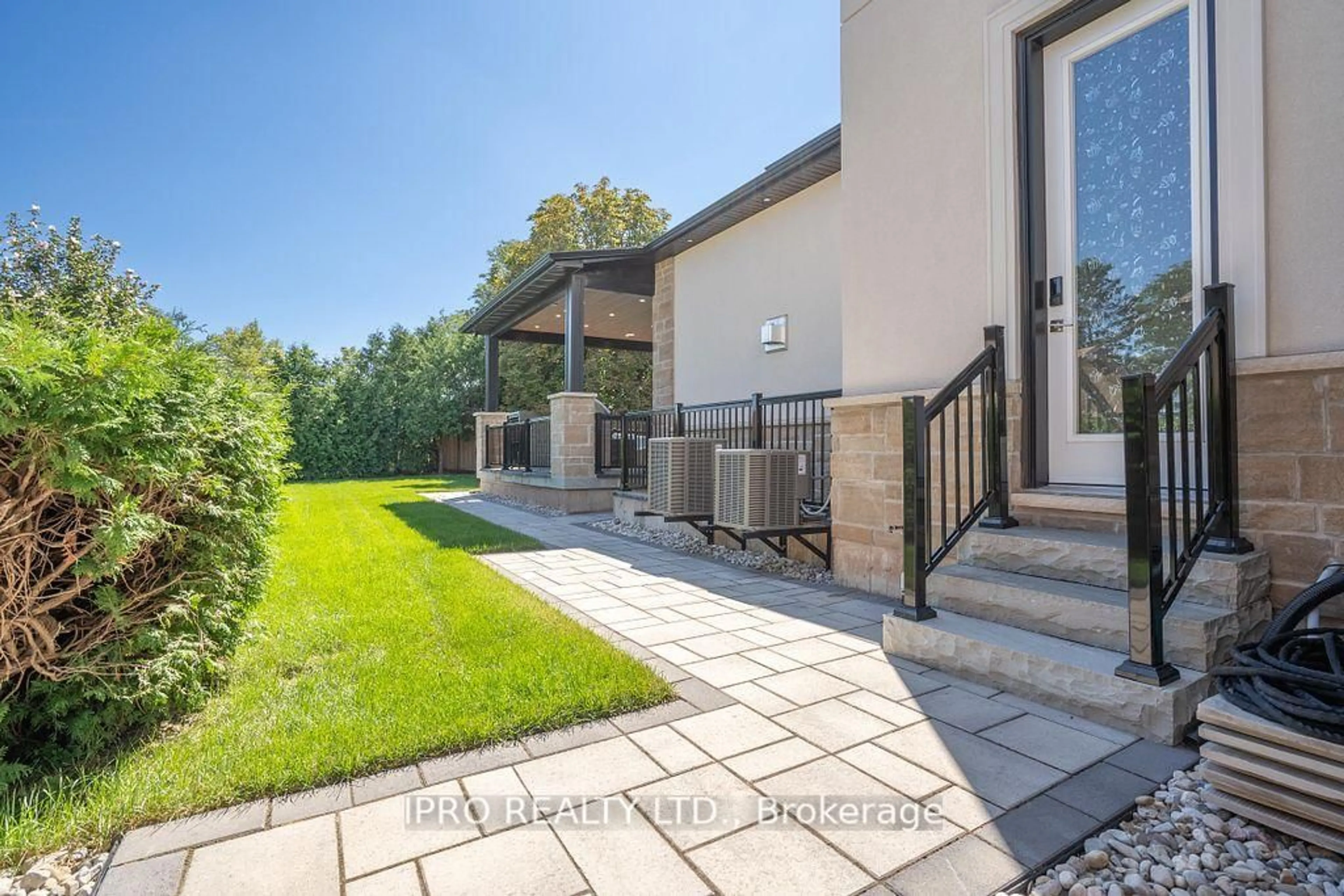Patio, unknown for 19 Maldaver Ave, Mississauga Ontario L5M 1W4