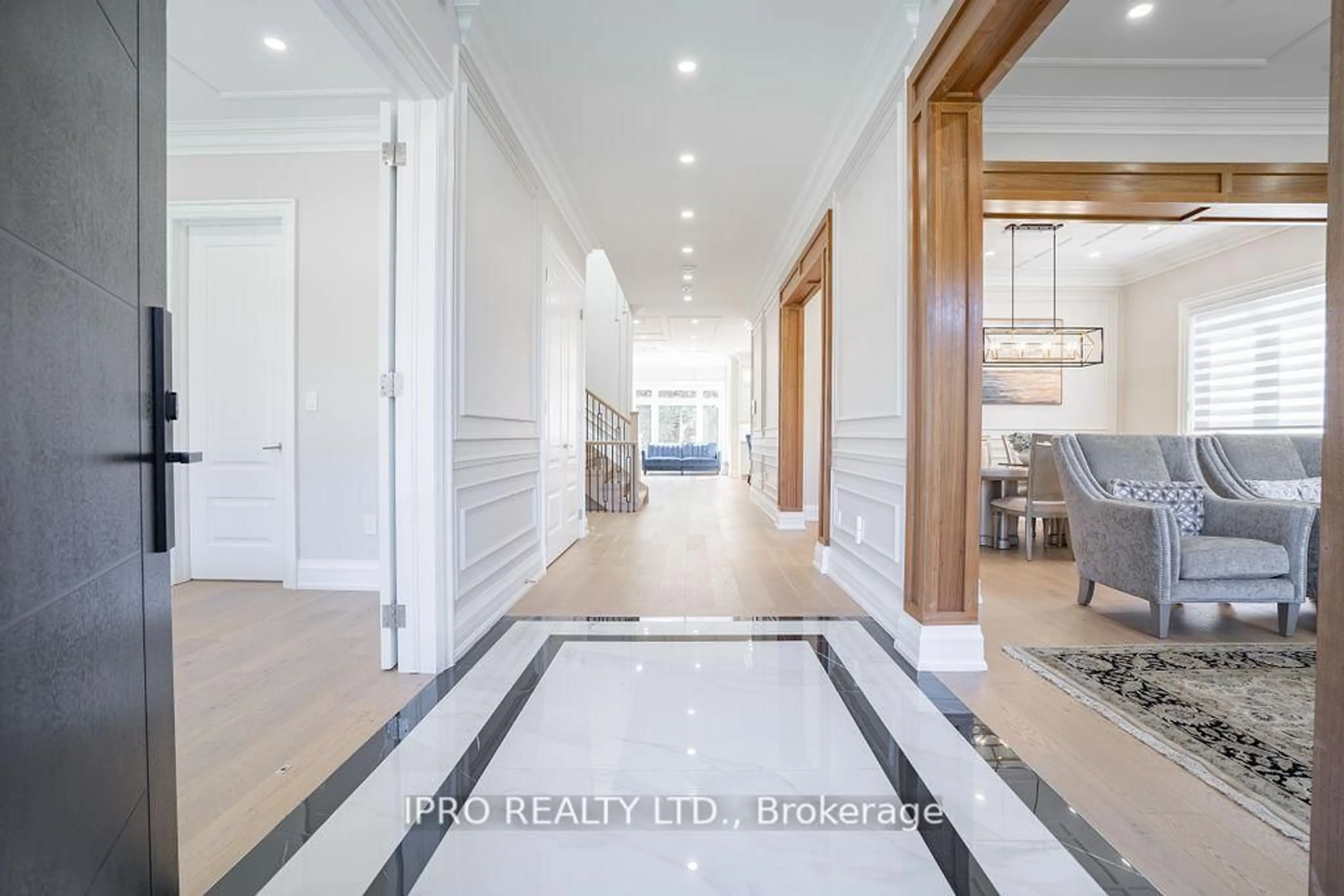 Indoor entryway for 19 Maldaver Ave, Mississauga Ontario L5M 1W4