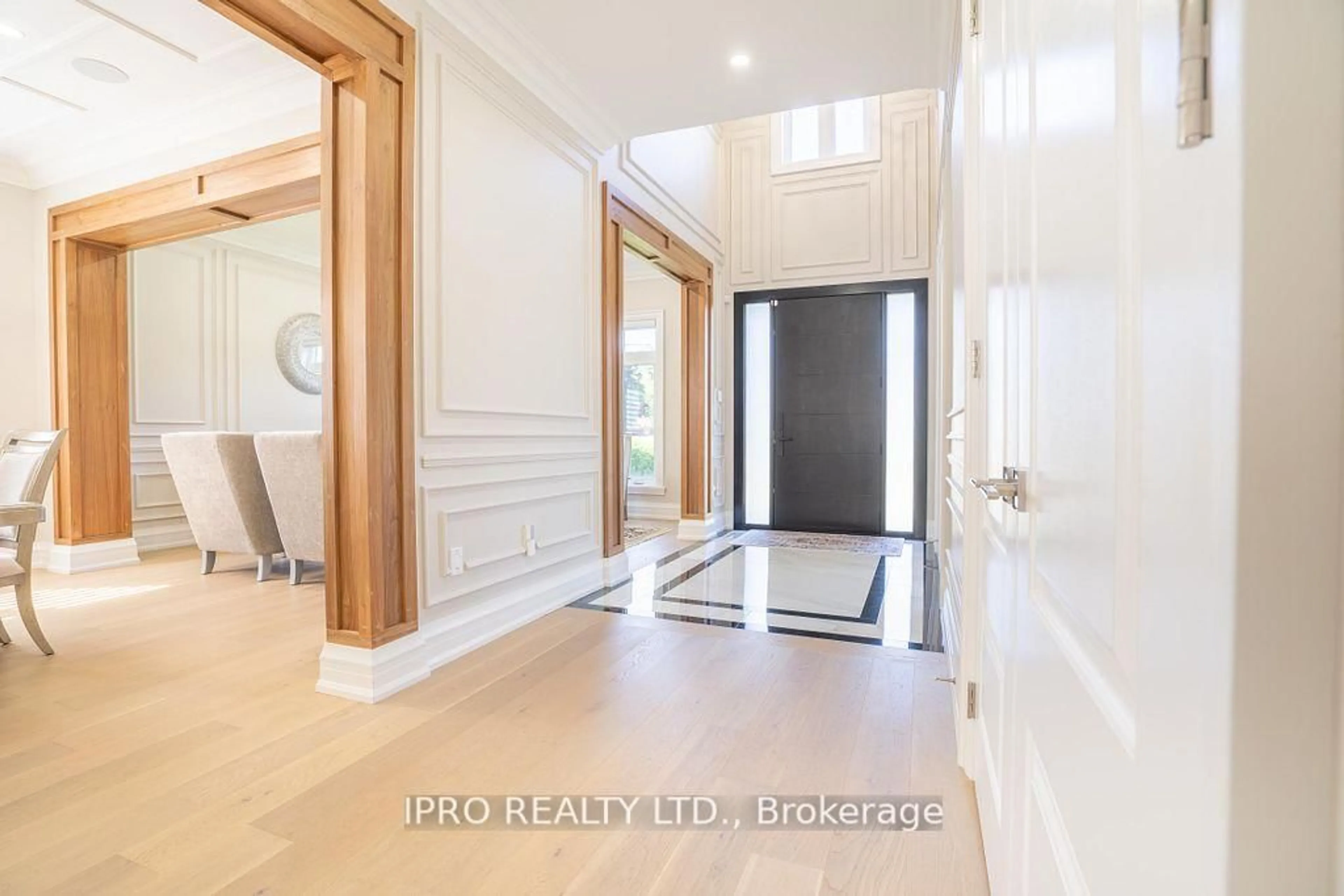 Indoor entryway for 19 Maldaver Ave, Mississauga Ontario L5M 1W4