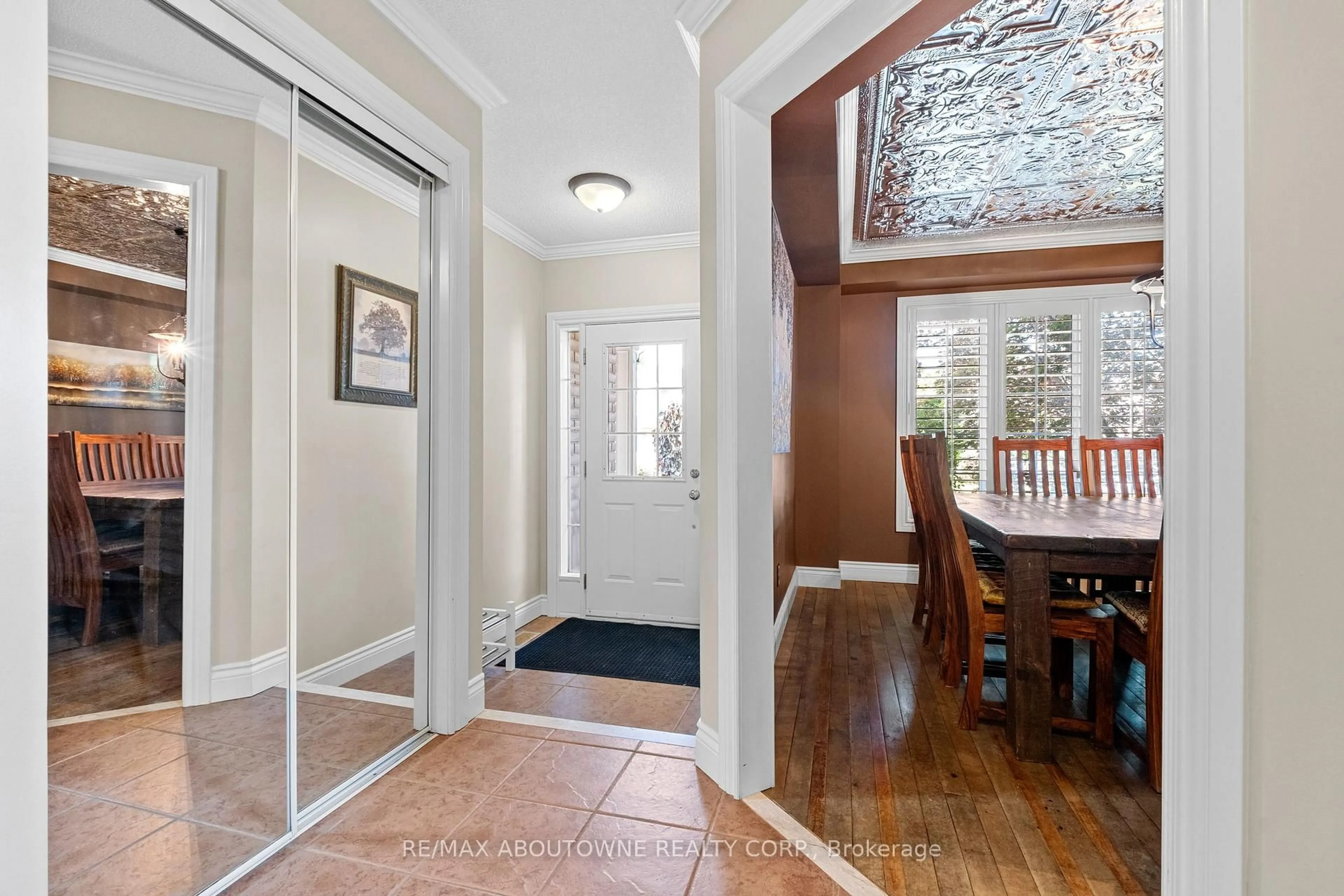 Indoor entryway for 1131 Zimmerman Cres, Milton Ontario L9T 5T2