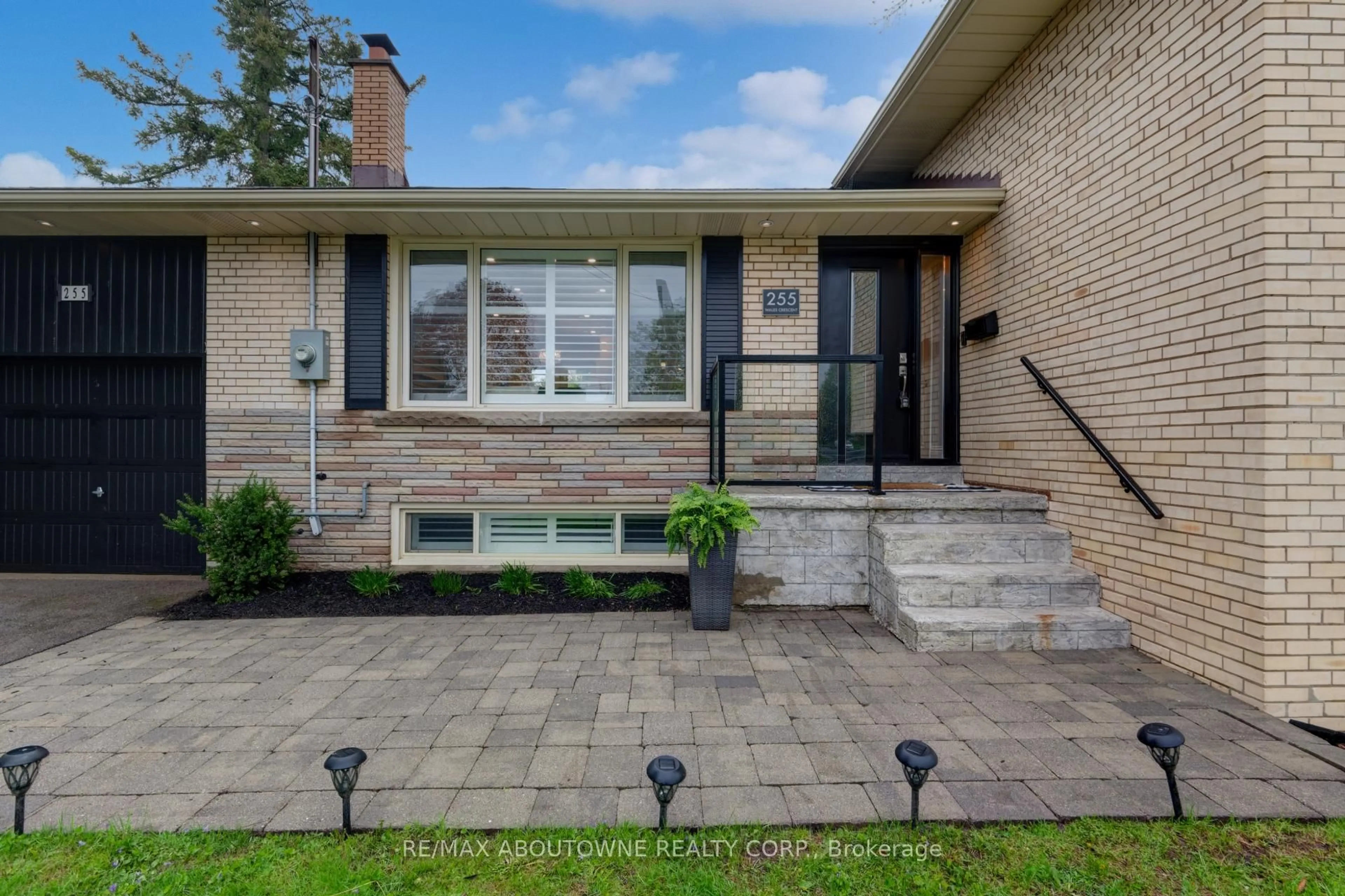 Home with brick exterior material, street for 255 Wales Cres, Oakville Ontario L6L 3X8
