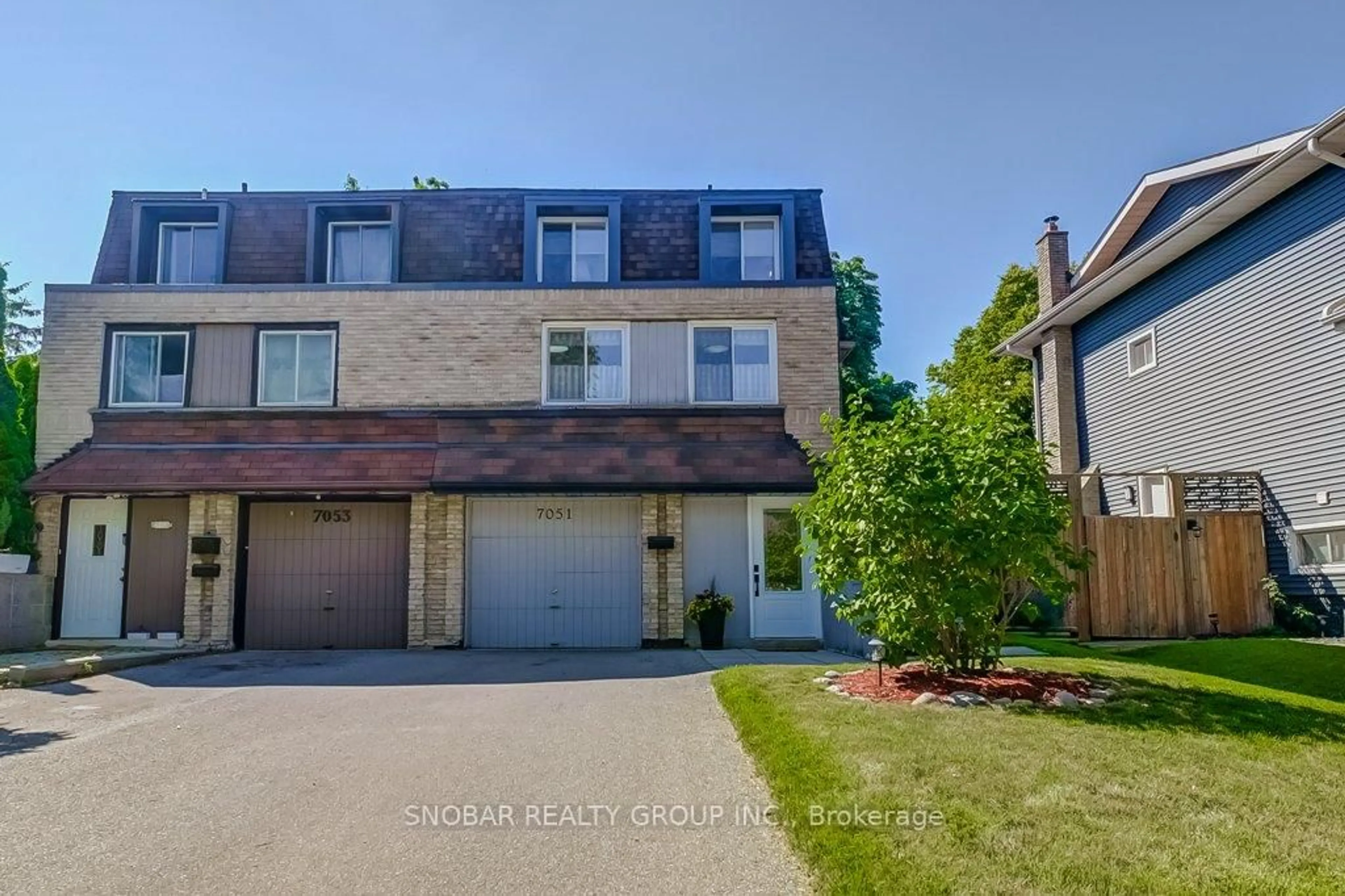 A pic from outside/outdoor area/front of a property/back of a property/a pic from drone, street for 7051 Estoril Rd, Mississauga Ontario L5N 1N3