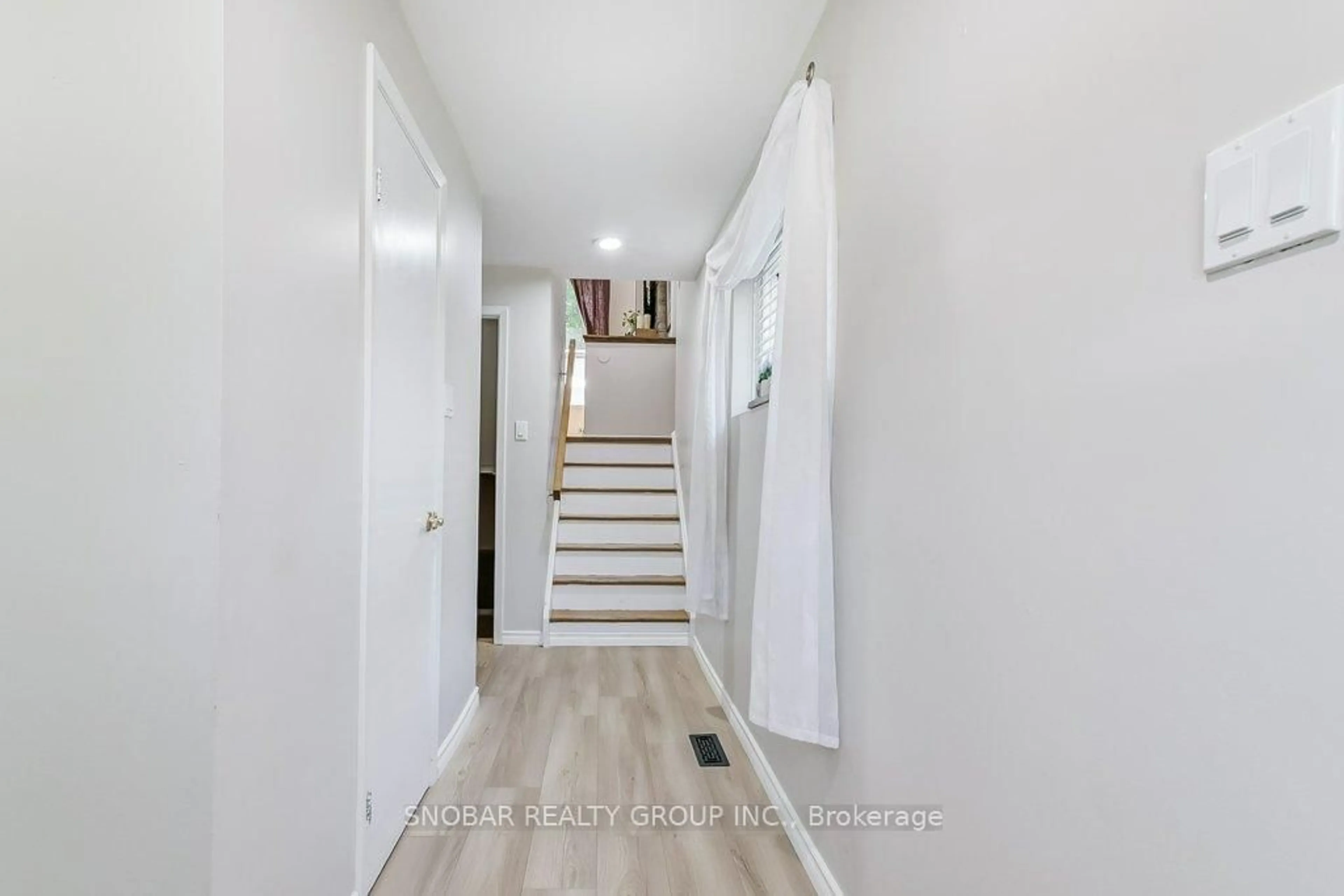 Indoor foyer for 7051 Estoril Rd, Mississauga Ontario L5N 1N3