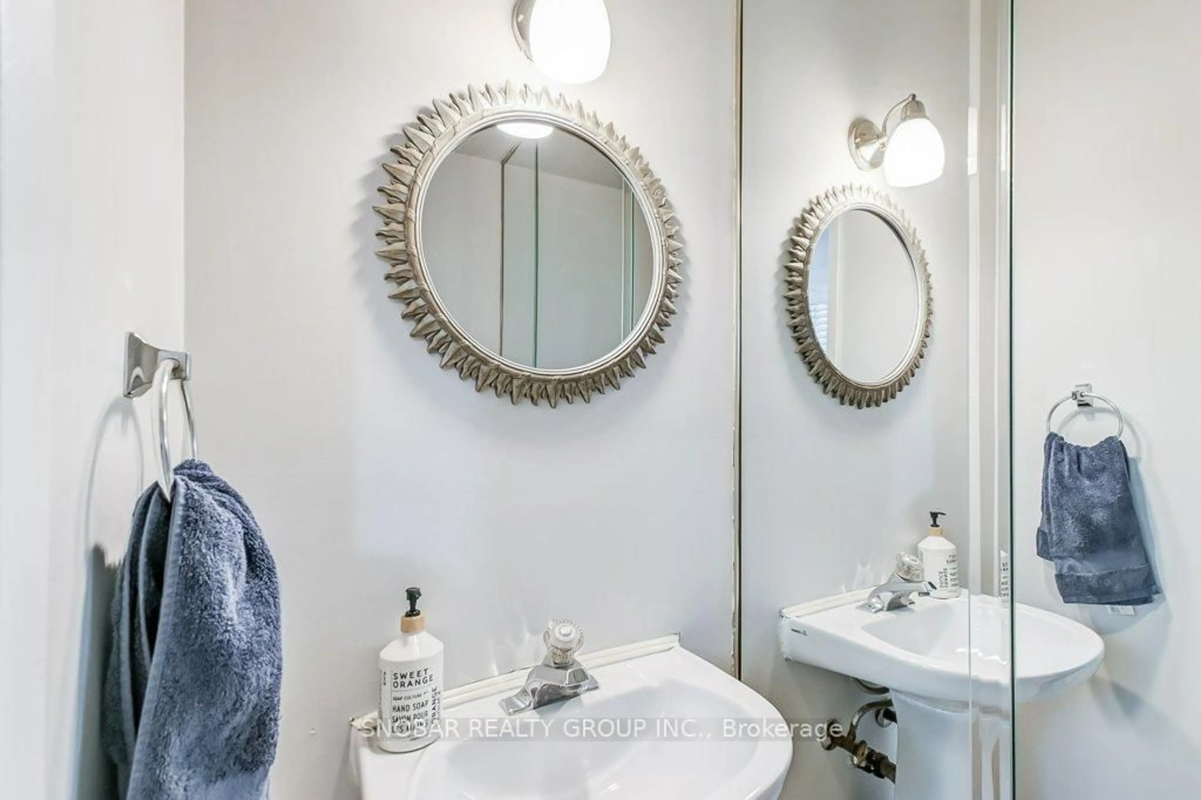 Standard bathroom, ceramic/tile floor for 7051 Estoril Rd, Mississauga Ontario L5N 1N3