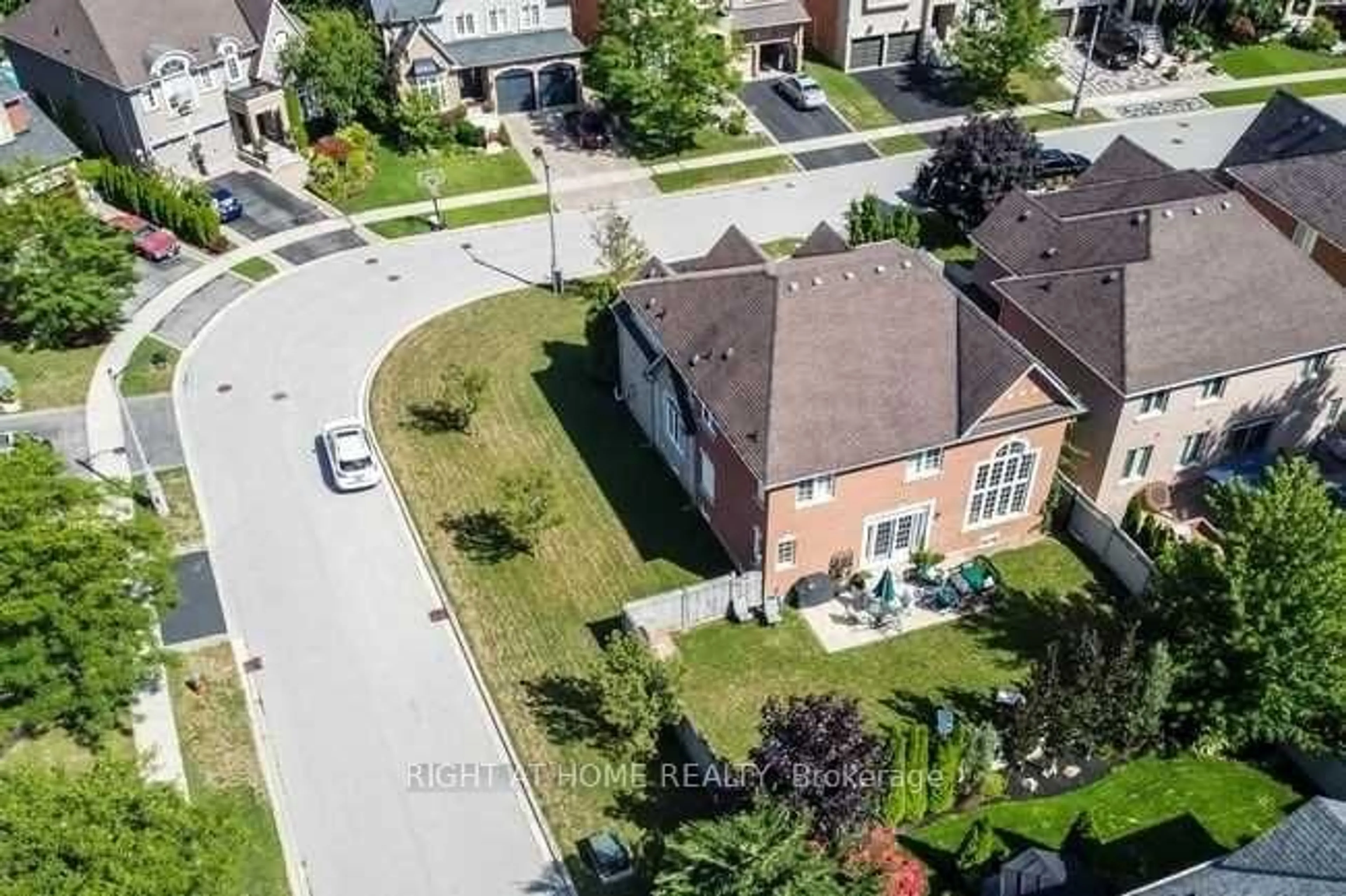 A pic from outside/outdoor area/front of a property/back of a property/a pic from drone, street for 122 Spring Azure Cres, Oakville Ontario L6L 6V8