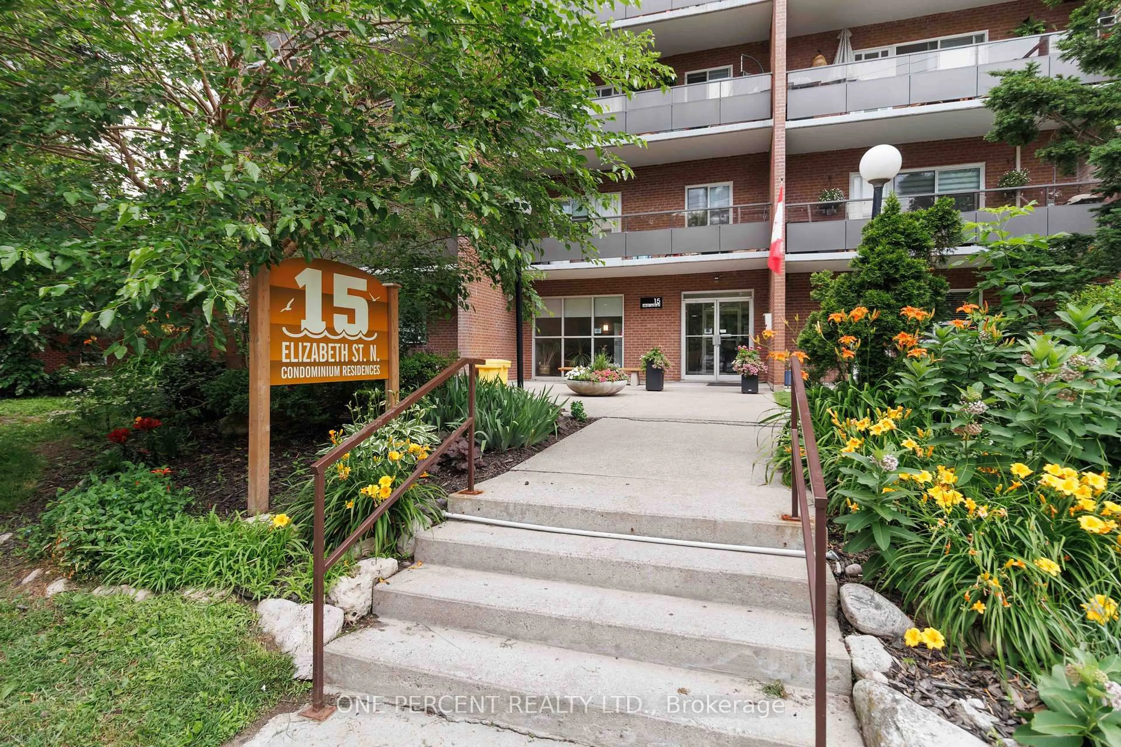 Indoor foyer for 15 Elizabeth St #204, Mississauga Ontario L5G 2Z3