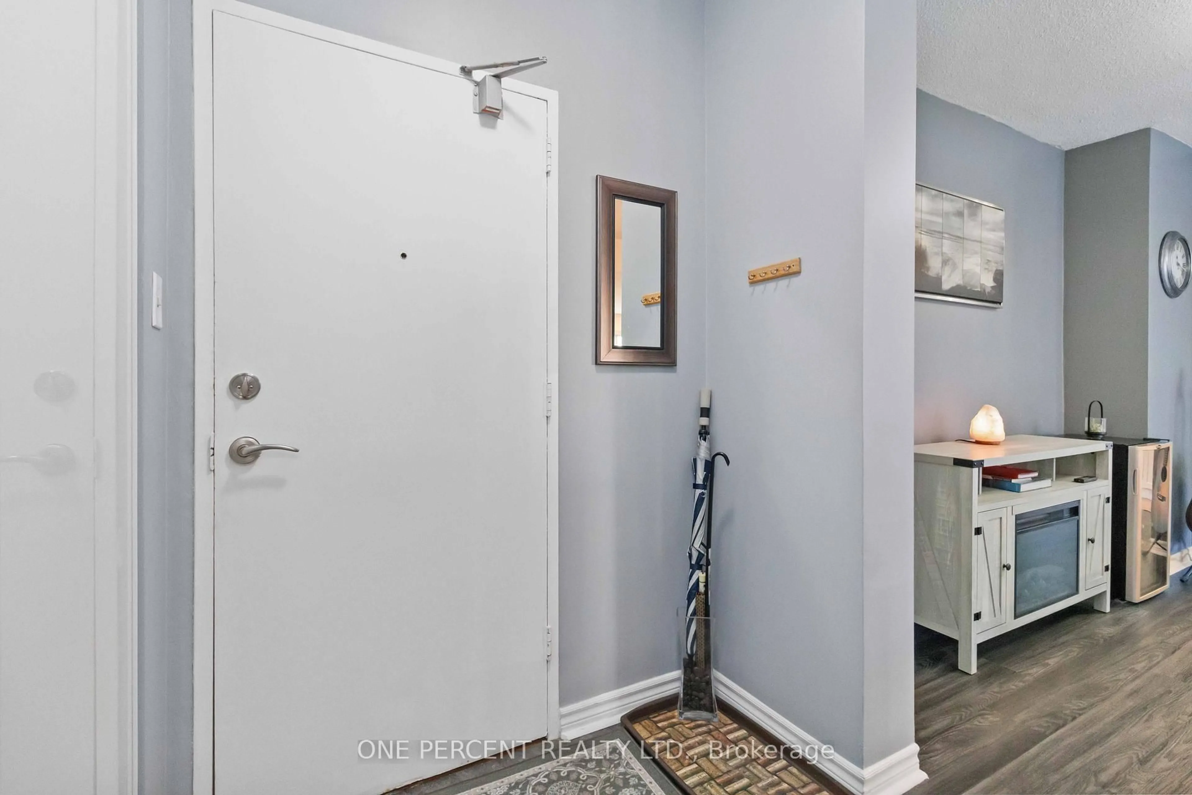 Indoor entryway for 15 Elizabeth St #204, Mississauga Ontario L5G 2Z3