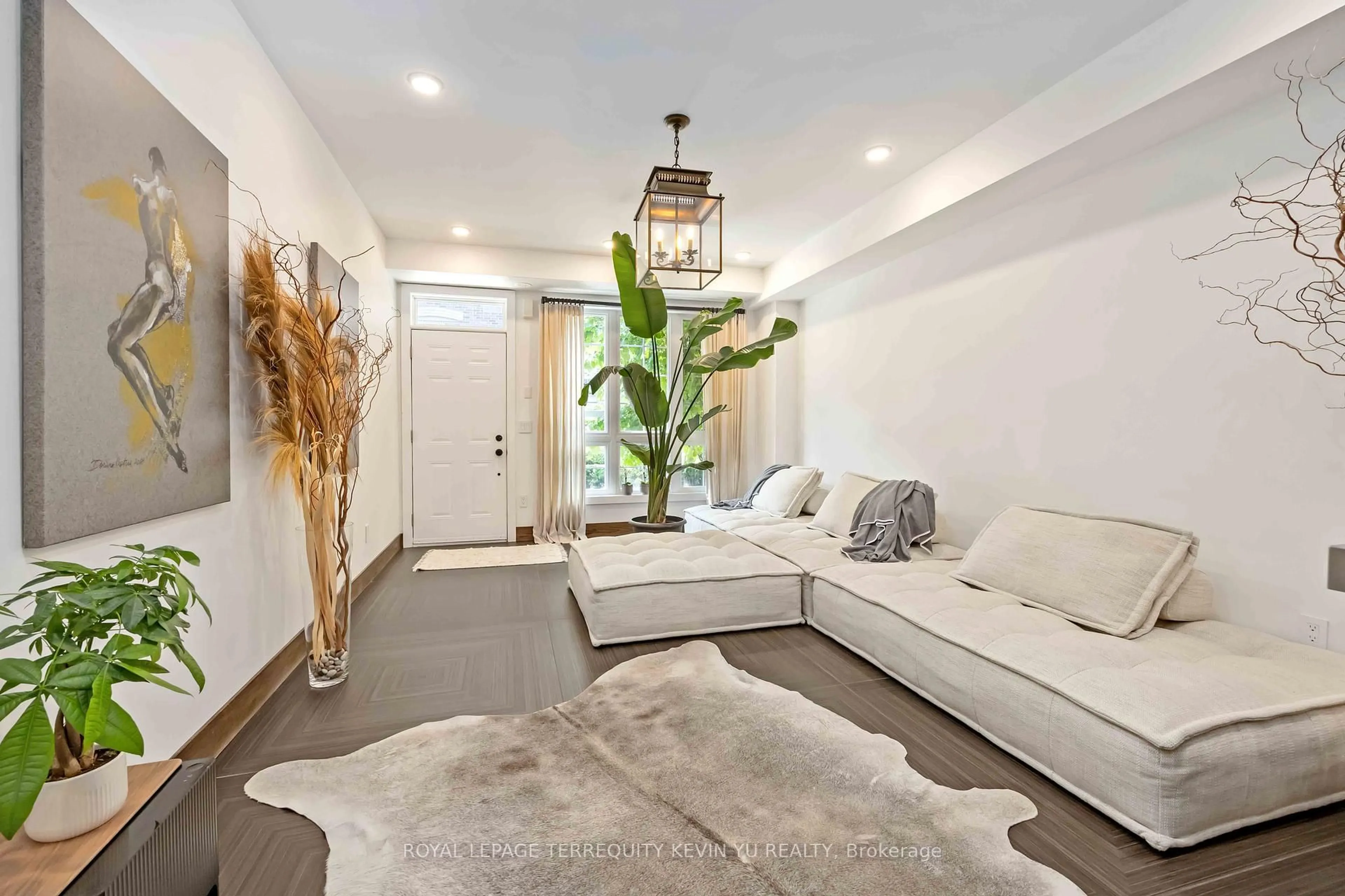 Indoor entryway for 3 Elsie Lane #30, Toronto Ontario M6P 0B8