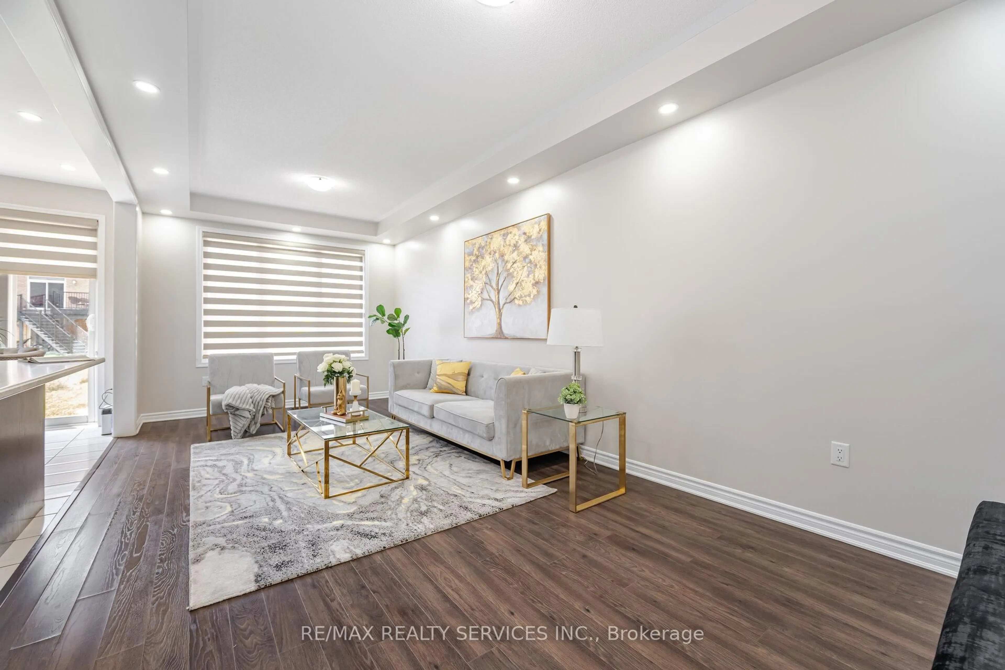 Living room with furniture, unknown for 27 Phyllis Dr, Caledon Ontario L7C 4E3