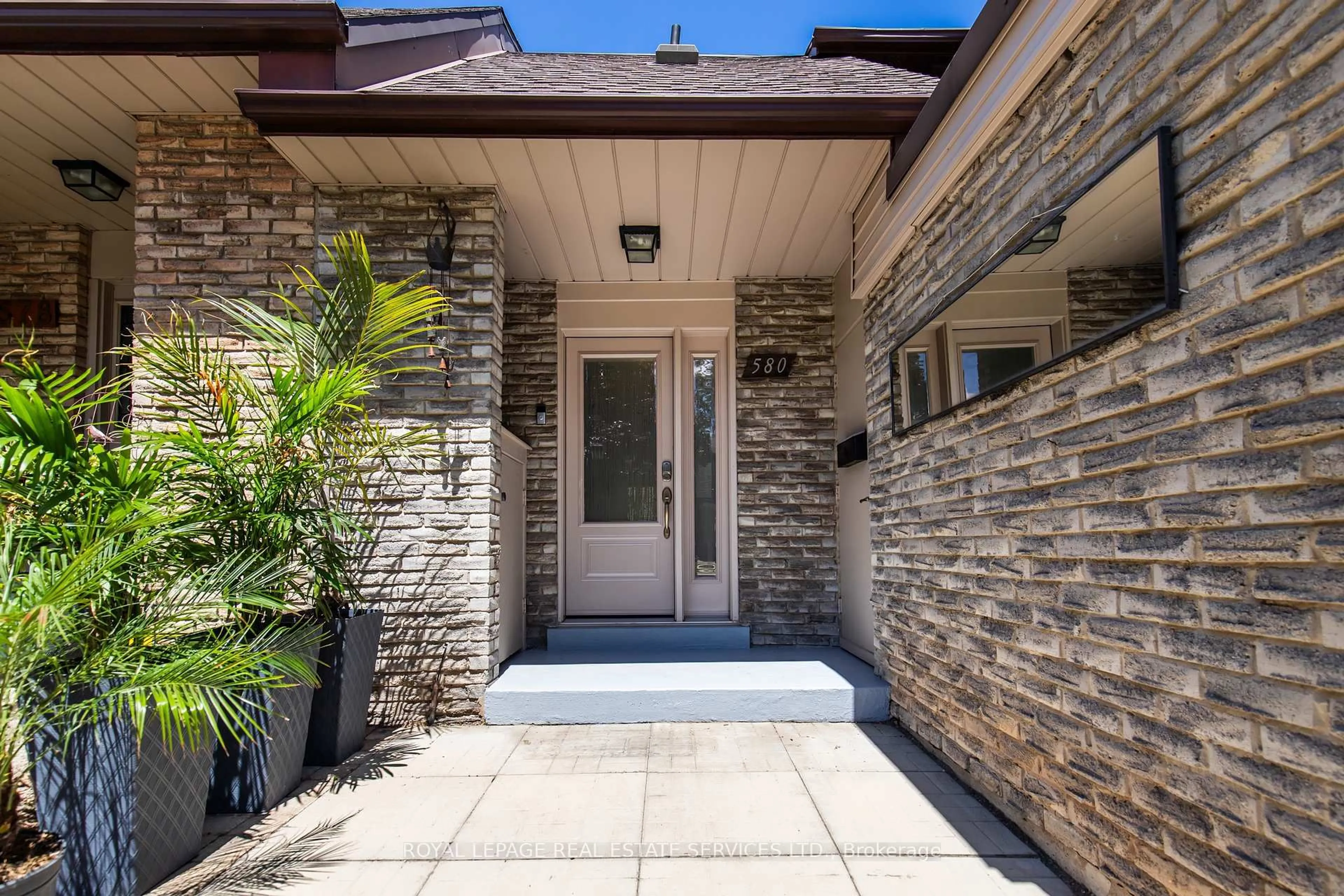 Indoor entryway for 580 Forestwood Cres #32, Burlington Ontario L7L 4K3