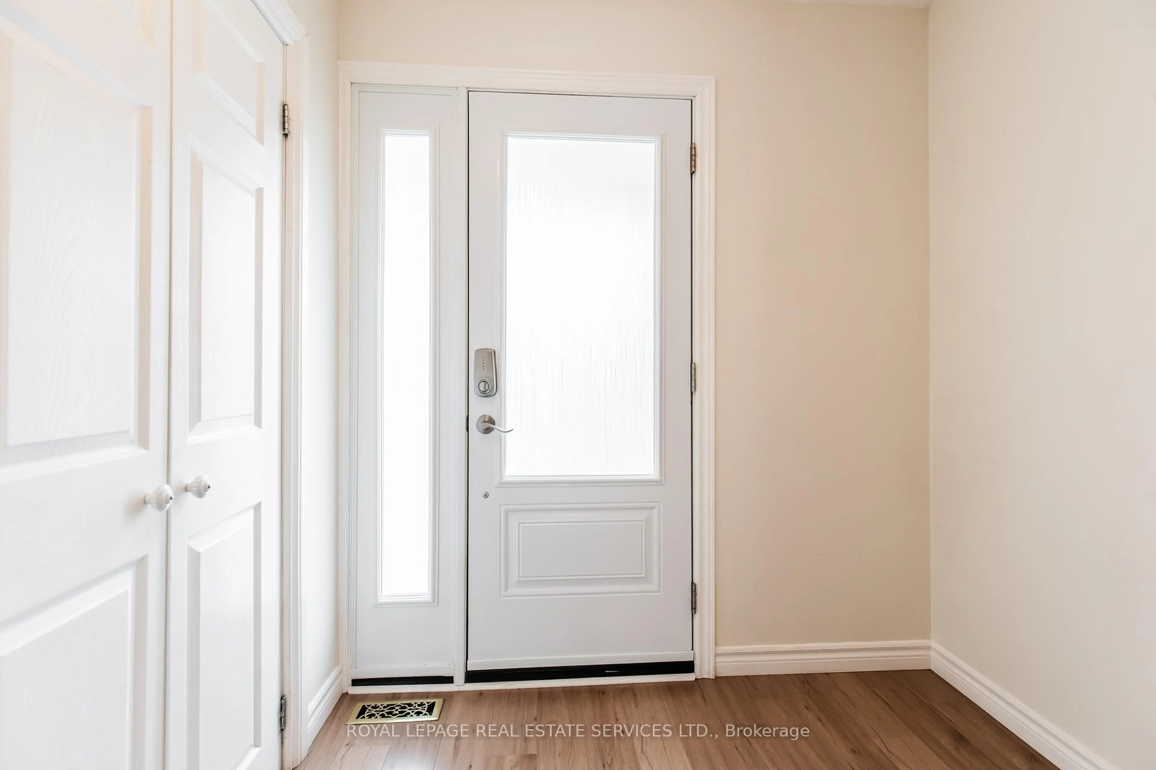 Indoor entryway for 580 Forestwood Cres #32, Burlington Ontario L7L 4K3