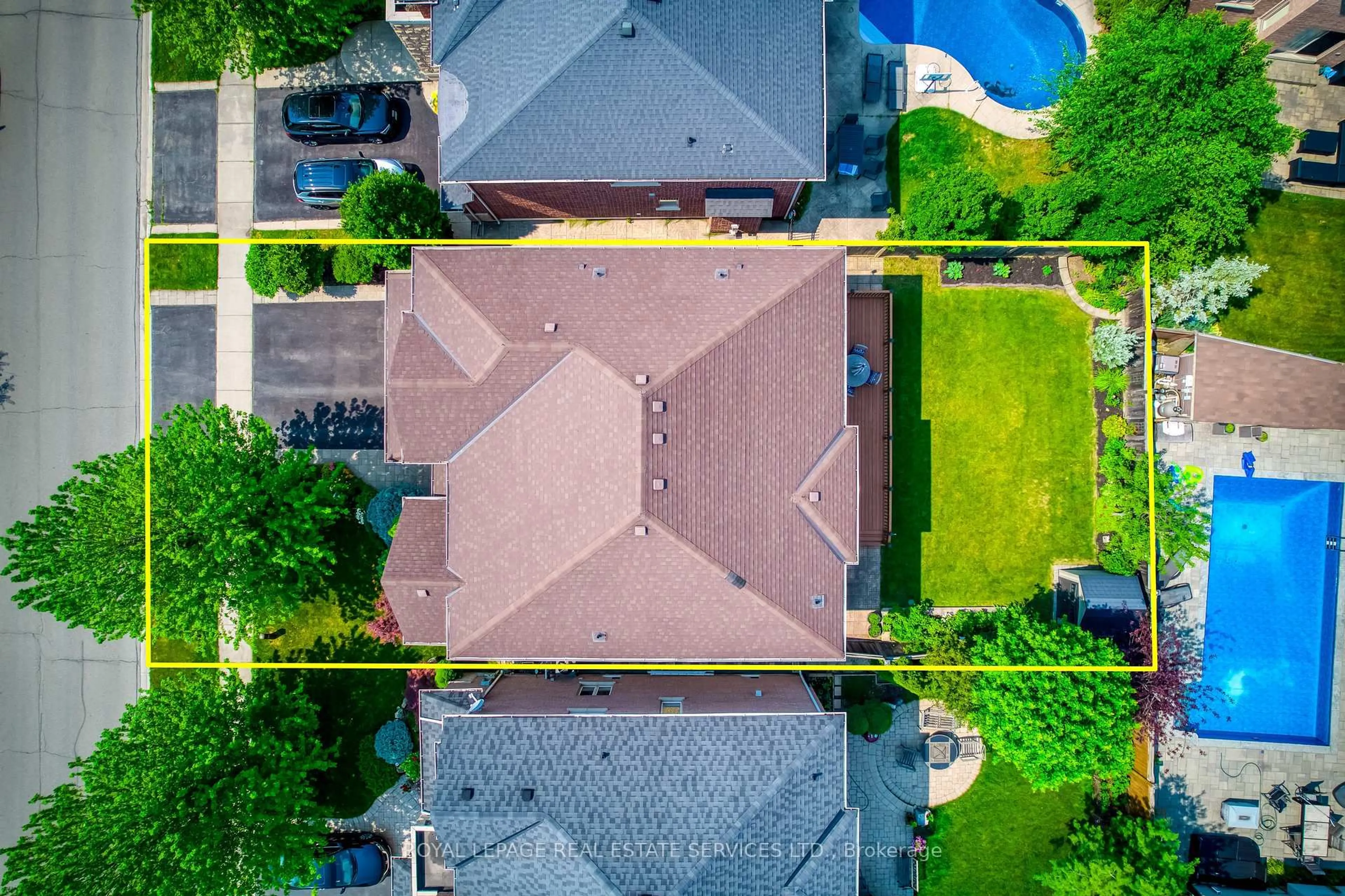 A pic from outside/outdoor area/front of a property/back of a property/a pic from drone, street for 1079 Kestell Blvd, Oakville Ontario L6H 7M5