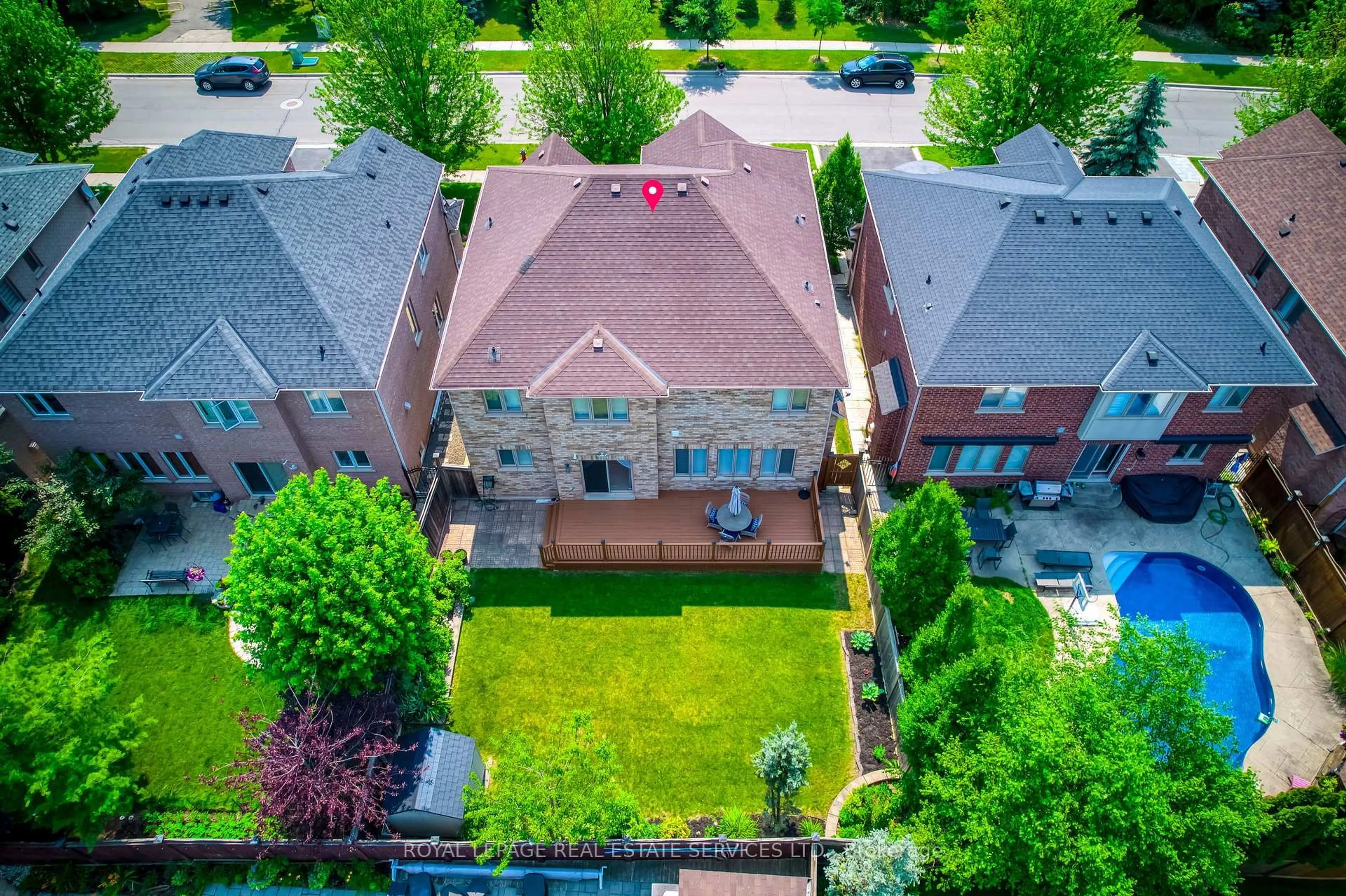 A pic from outside/outdoor area/front of a property/back of a property/a pic from drone, unknown for 1079 Kestell Blvd, Oakville Ontario L6H 7M5