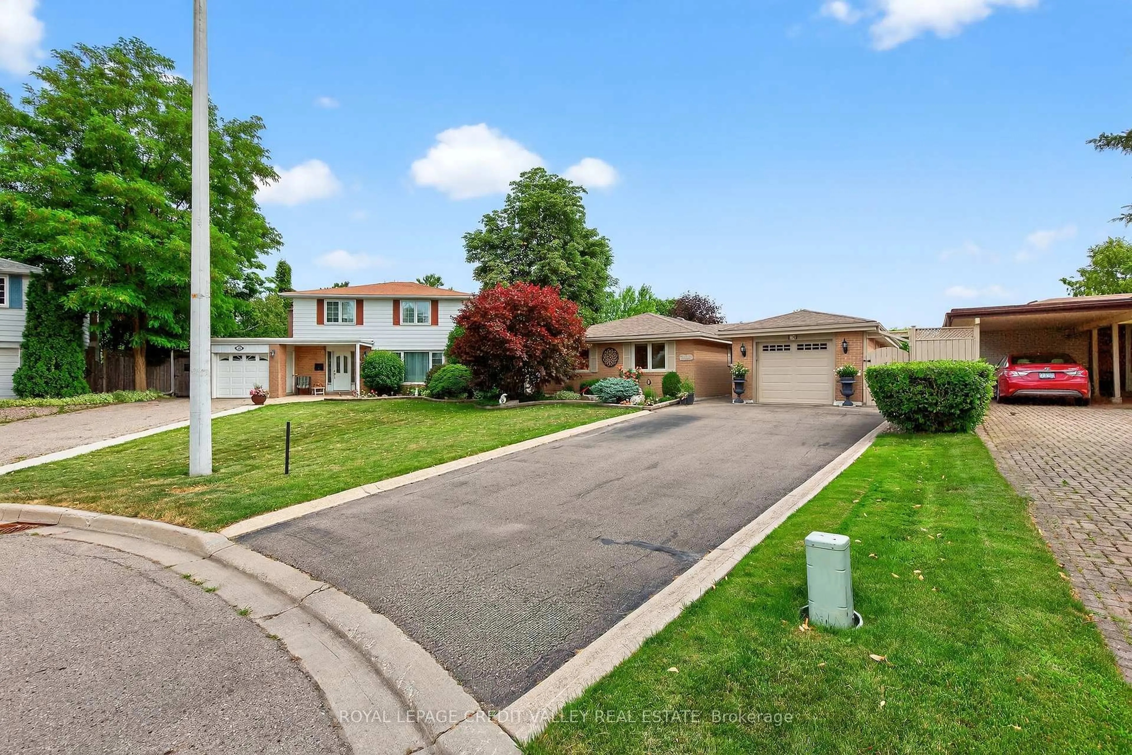 A pic from outside/outdoor area/front of a property/back of a property/a pic from drone, street for 28 Palgrave Cres, Brampton Ontario L6W 1C9