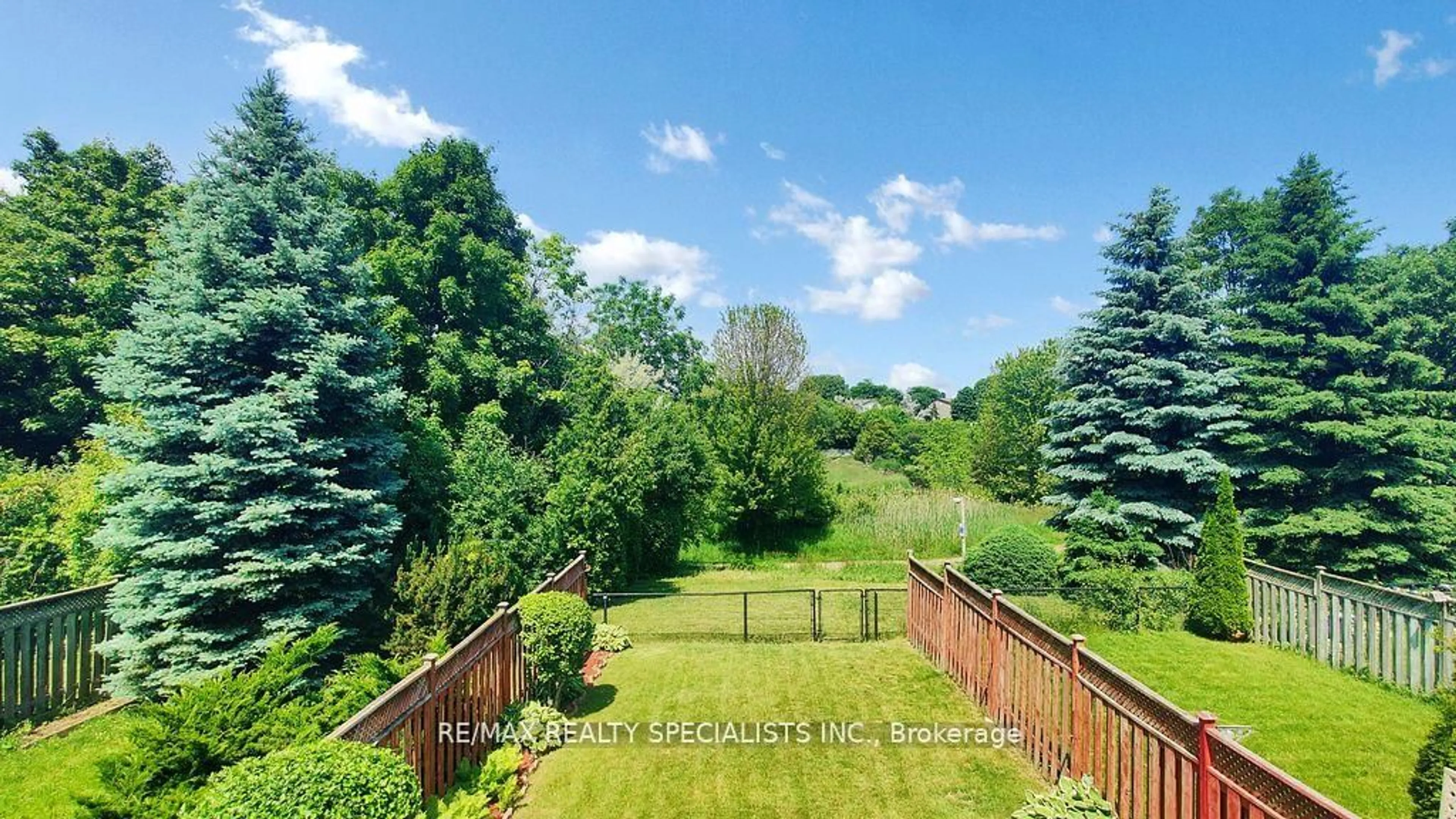 A pic from outside/outdoor area/front of a property/back of a property/a pic from drone, forest/trees view for 122 Pressed Brick Dr, Brampton Ontario L6V 4L3
