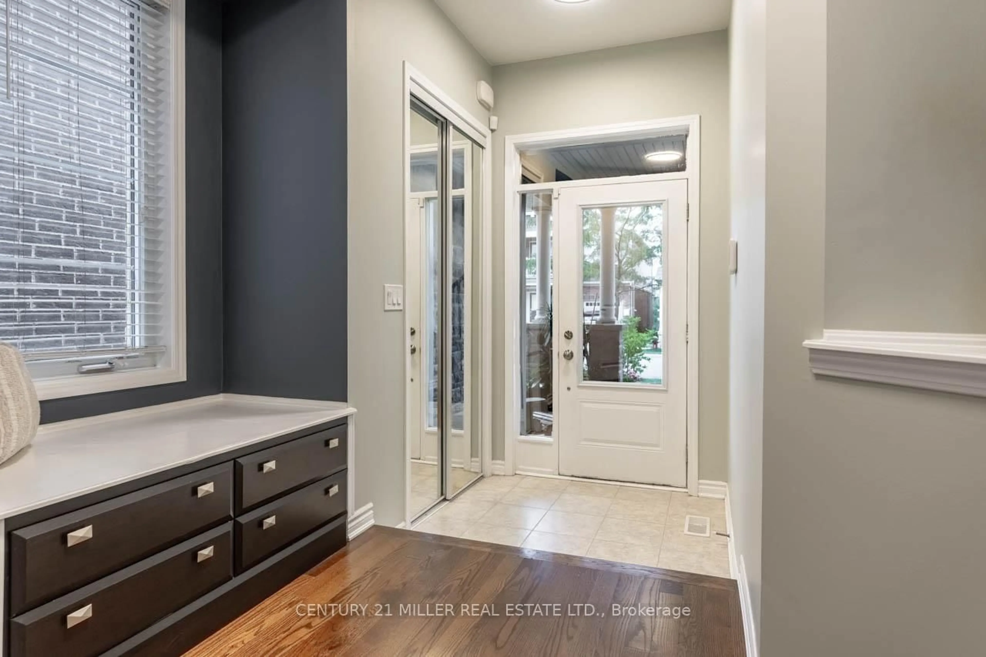 Indoor entryway for 1249 Duignan Cres, Milton Ontario L9E 1C5