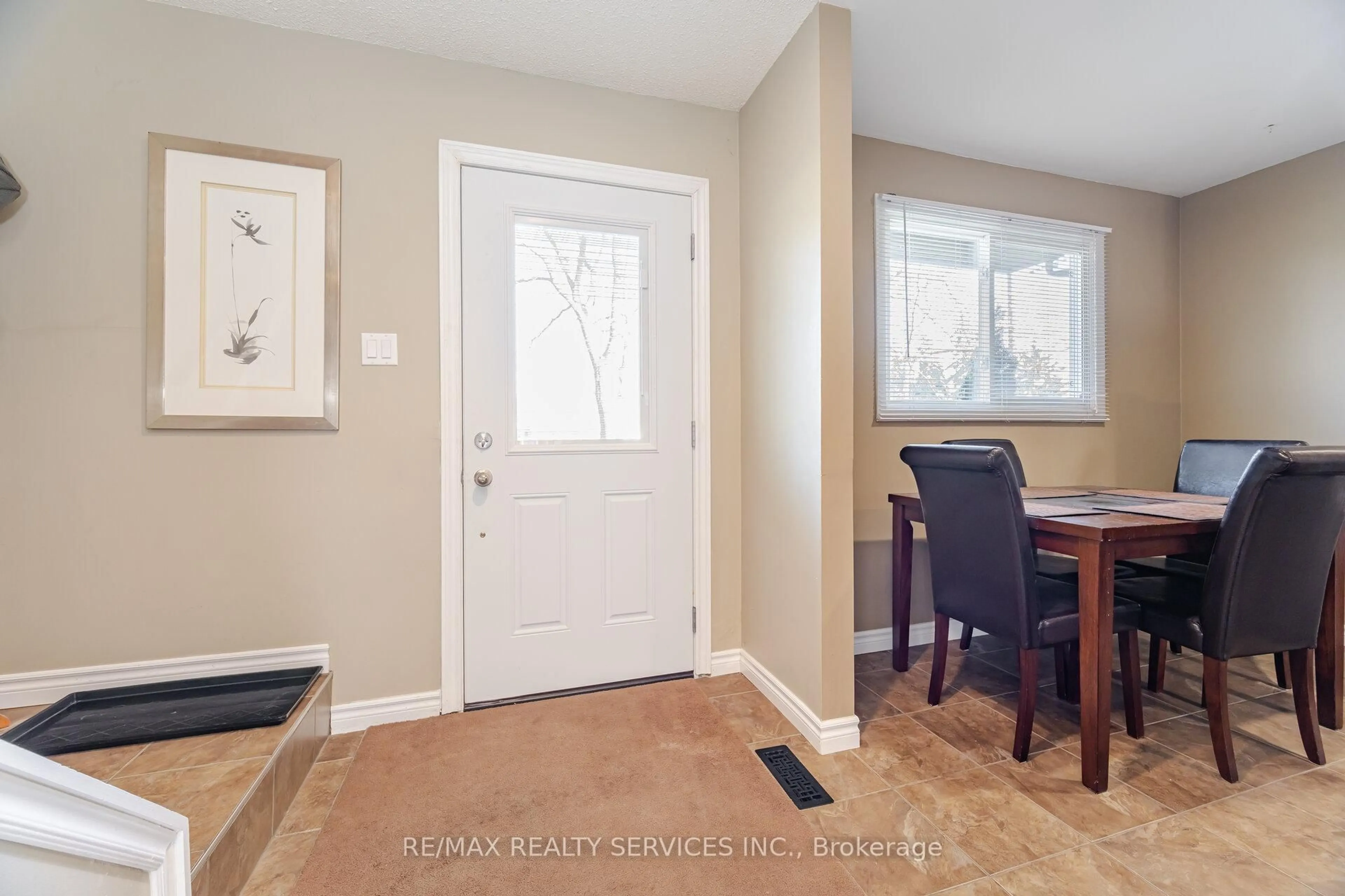 Indoor entryway for 93 Hansen Rd #20, Brampton Ontario L6V 3C8