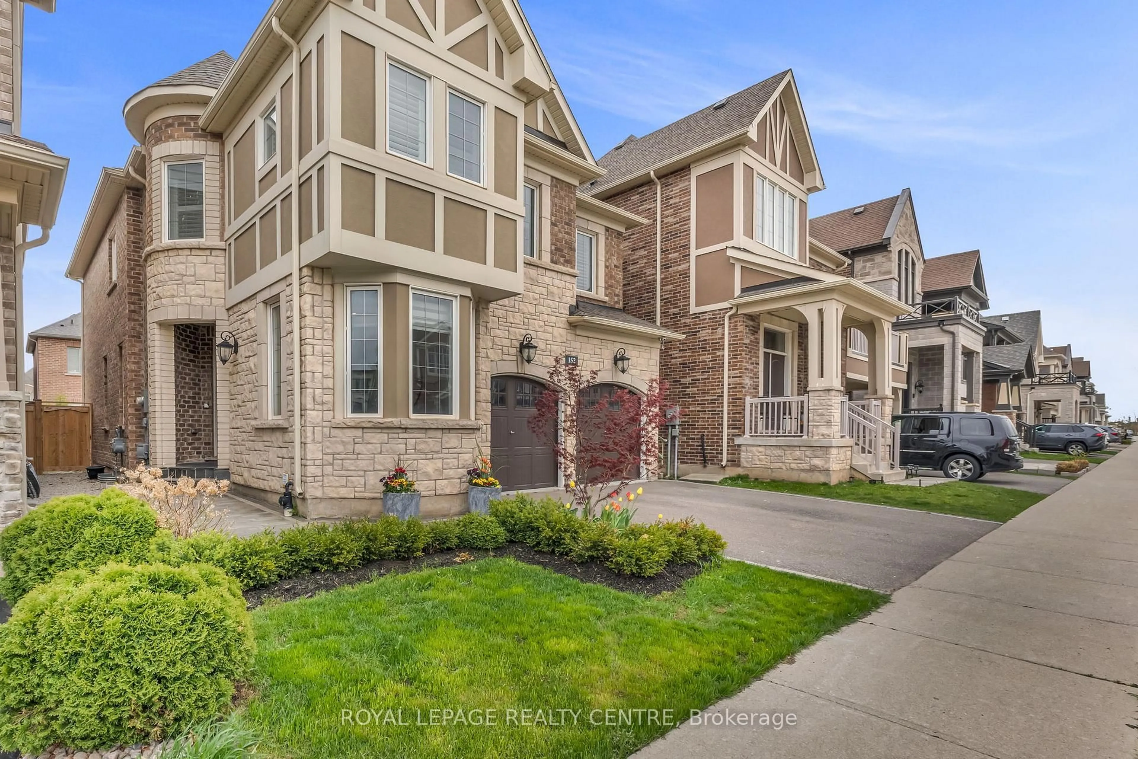 Home with brick exterior material, street for 152 Wheat Boom Dr, Oakville Ontario L6H 0M8