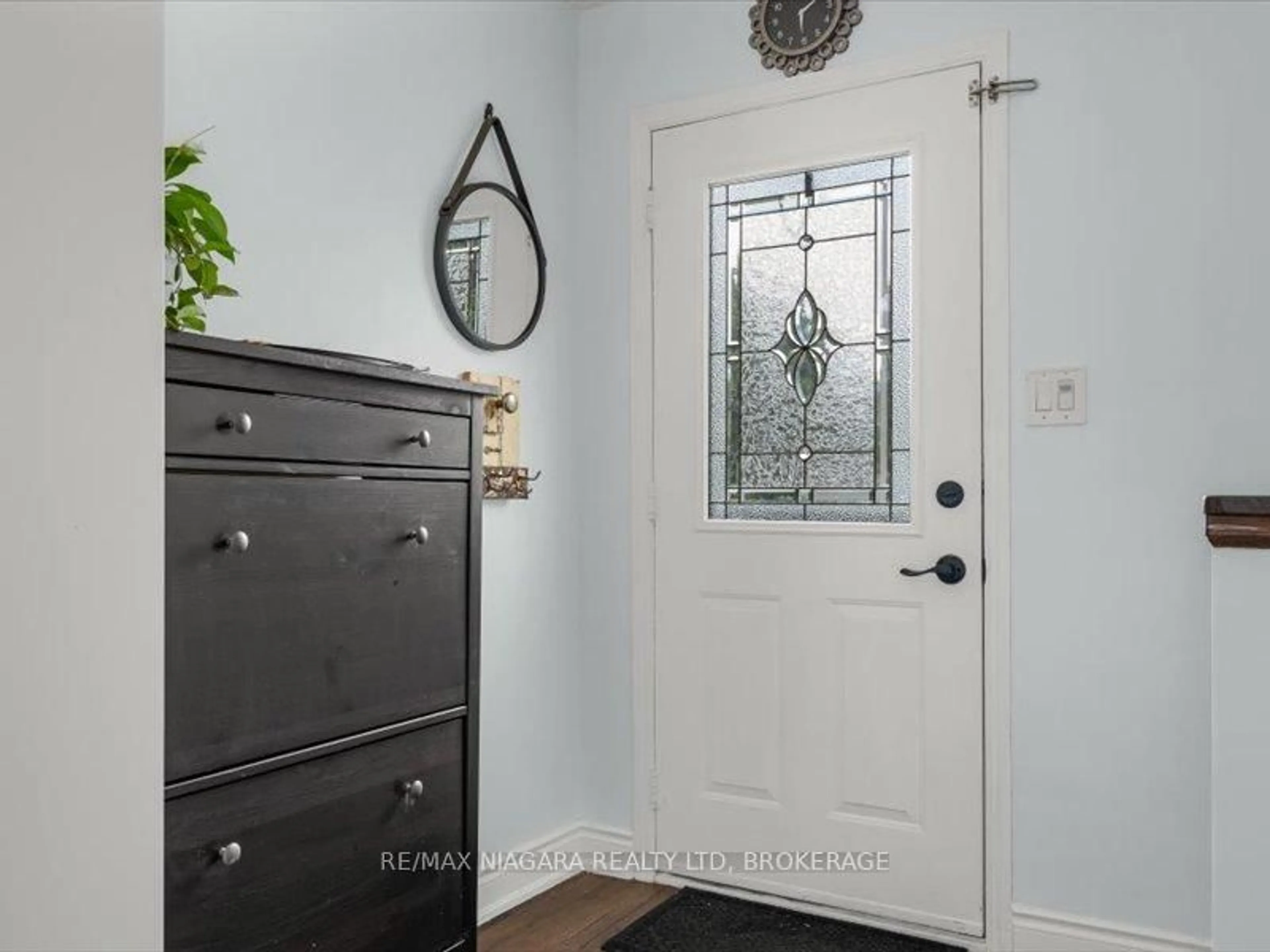 Indoor entryway for 2393 Greenbank Tr, Burlington Ontario L7P 3S7