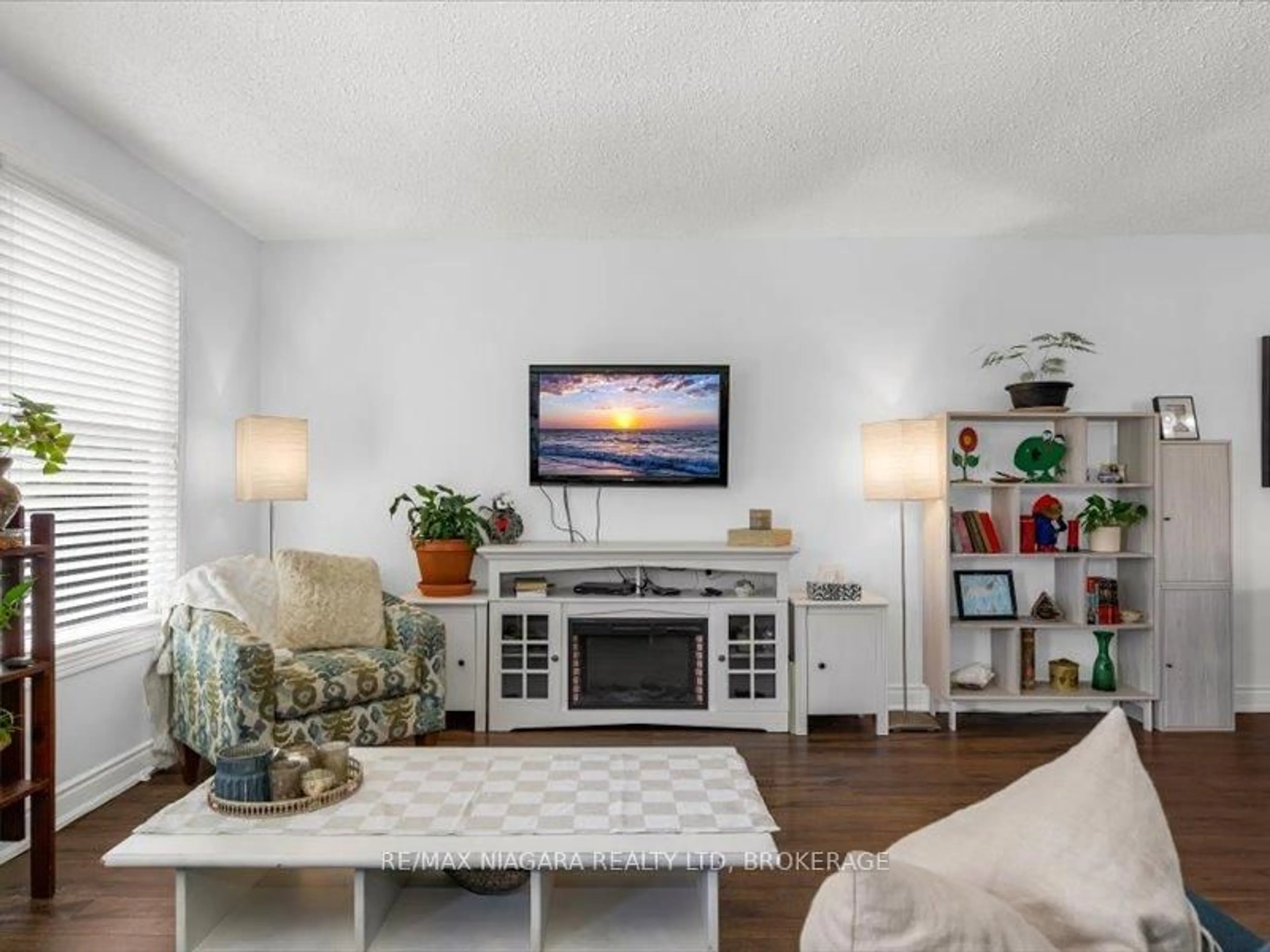 Living room with furniture, wood/laminate floor for 2393 Greenbank Tr, Burlington Ontario L7P 3S7
