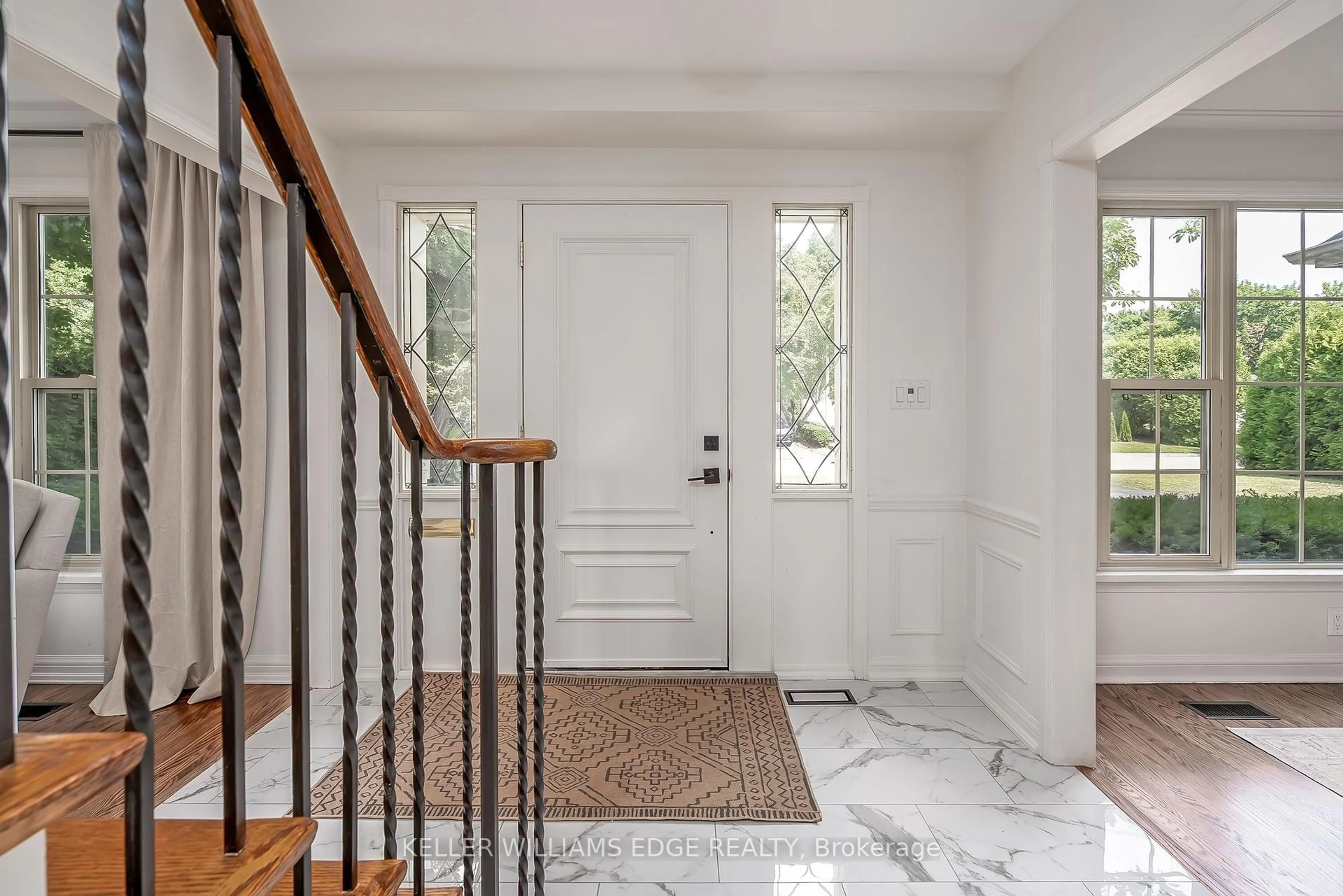 Indoor entryway for 287 Camborne Cres, Burlington Ontario L7N 2A4