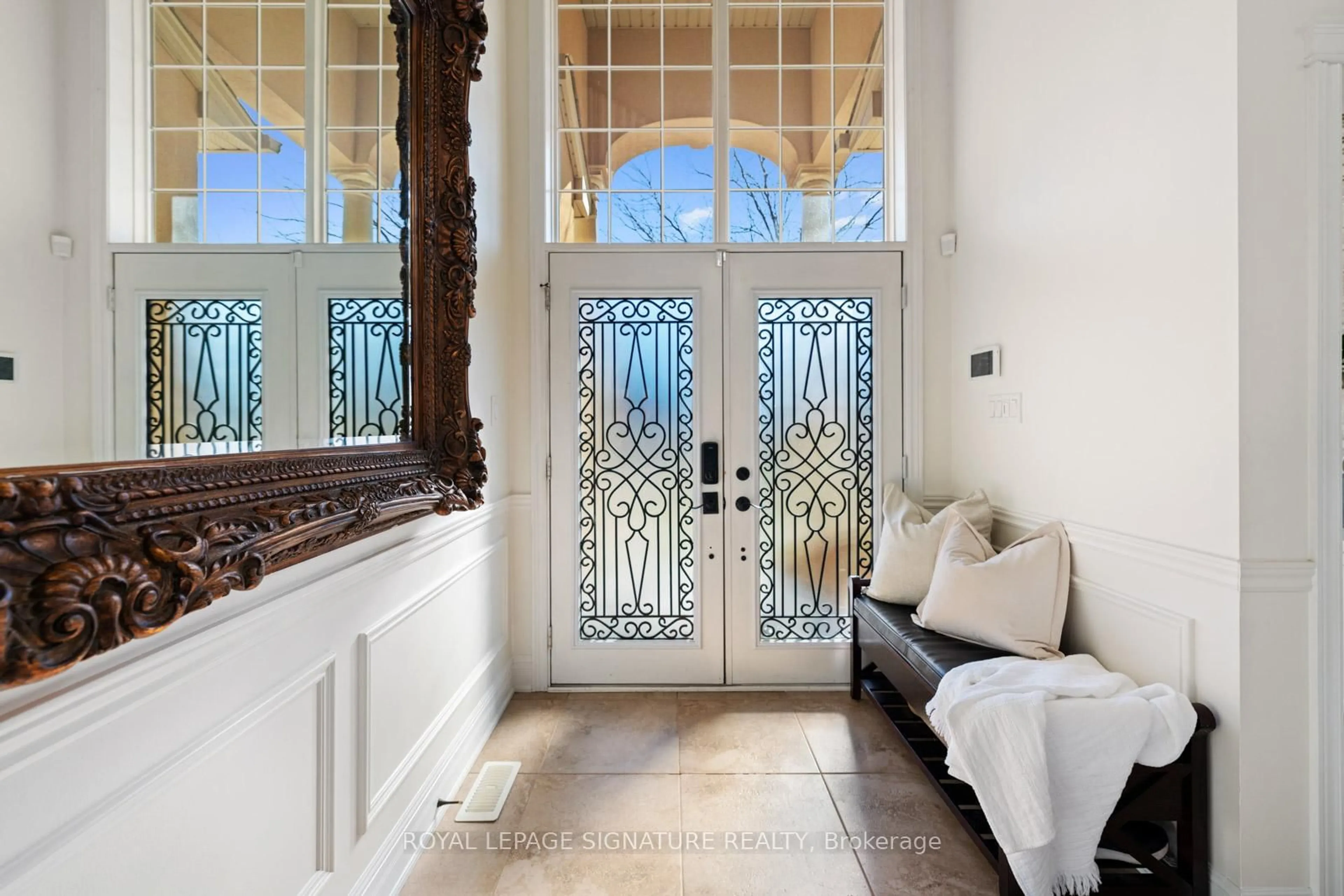 Indoor entryway for 2357 Kwinter Rd, Oakville Ontario L6M 0H3