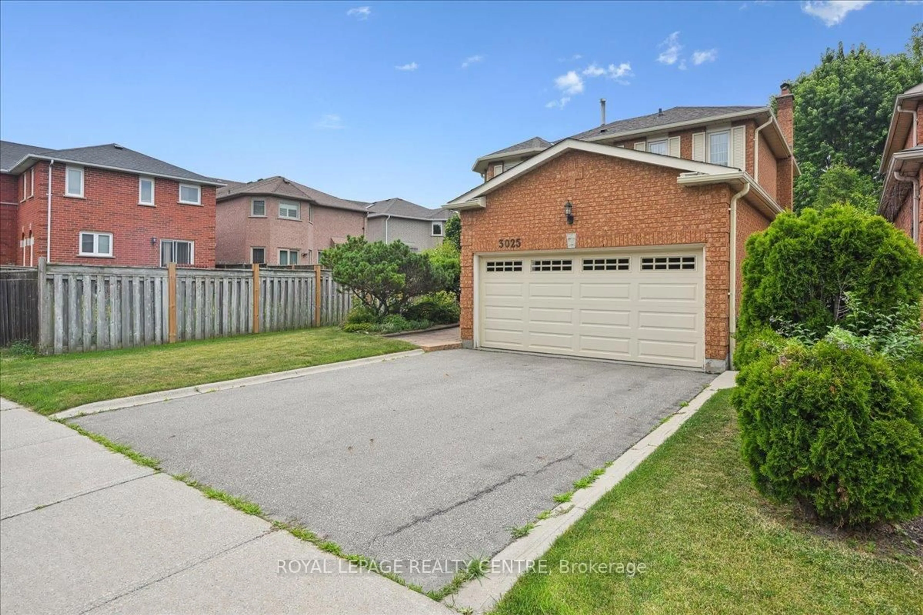 A pic from outside/outdoor area/front of a property/back of a property/a pic from drone, street for 3025 Orleans Rd, Mississauga Ontario L5L 5W6
