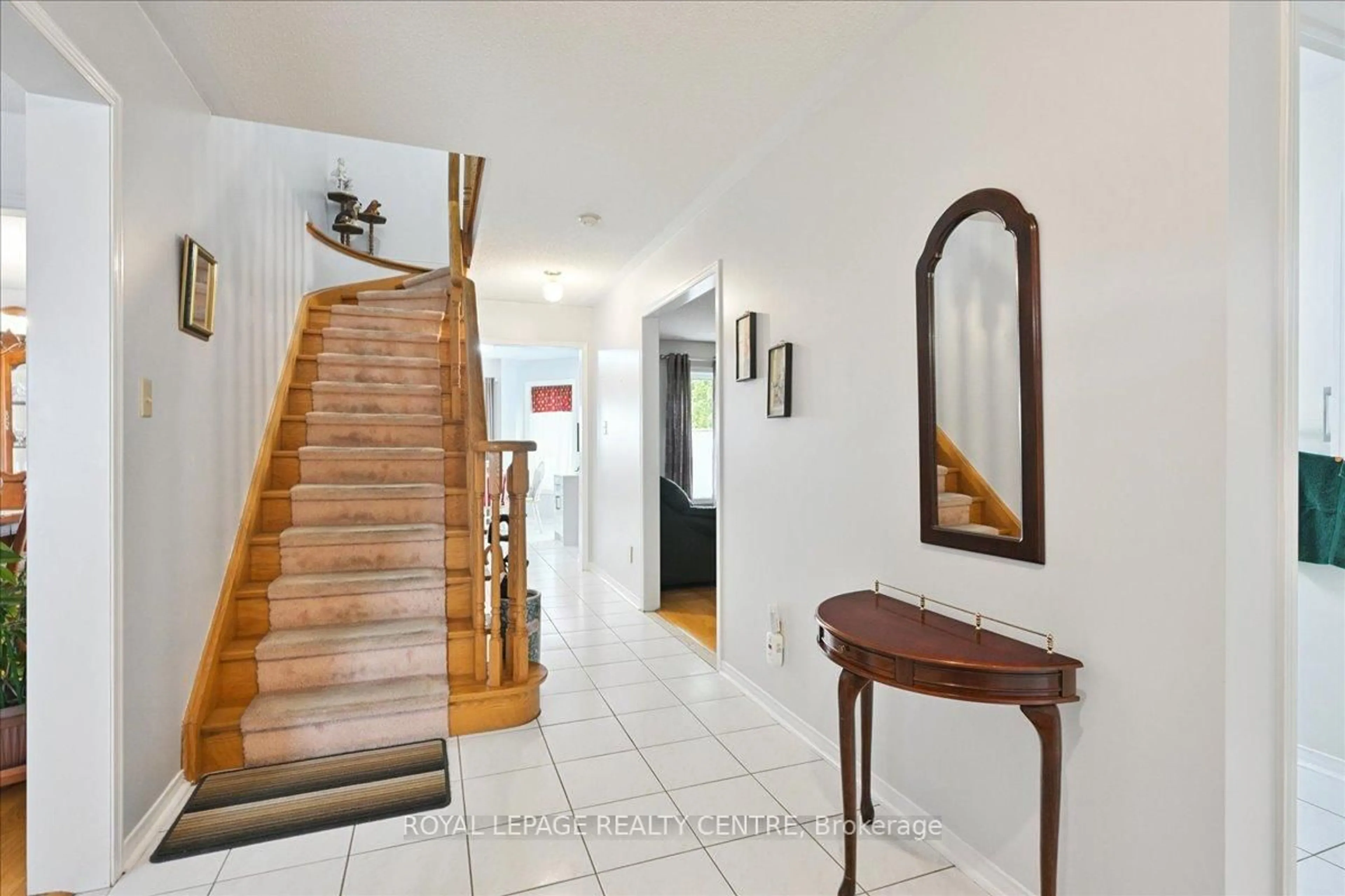 Indoor foyer for 3025 Orleans Rd, Mississauga Ontario L5L 5W6