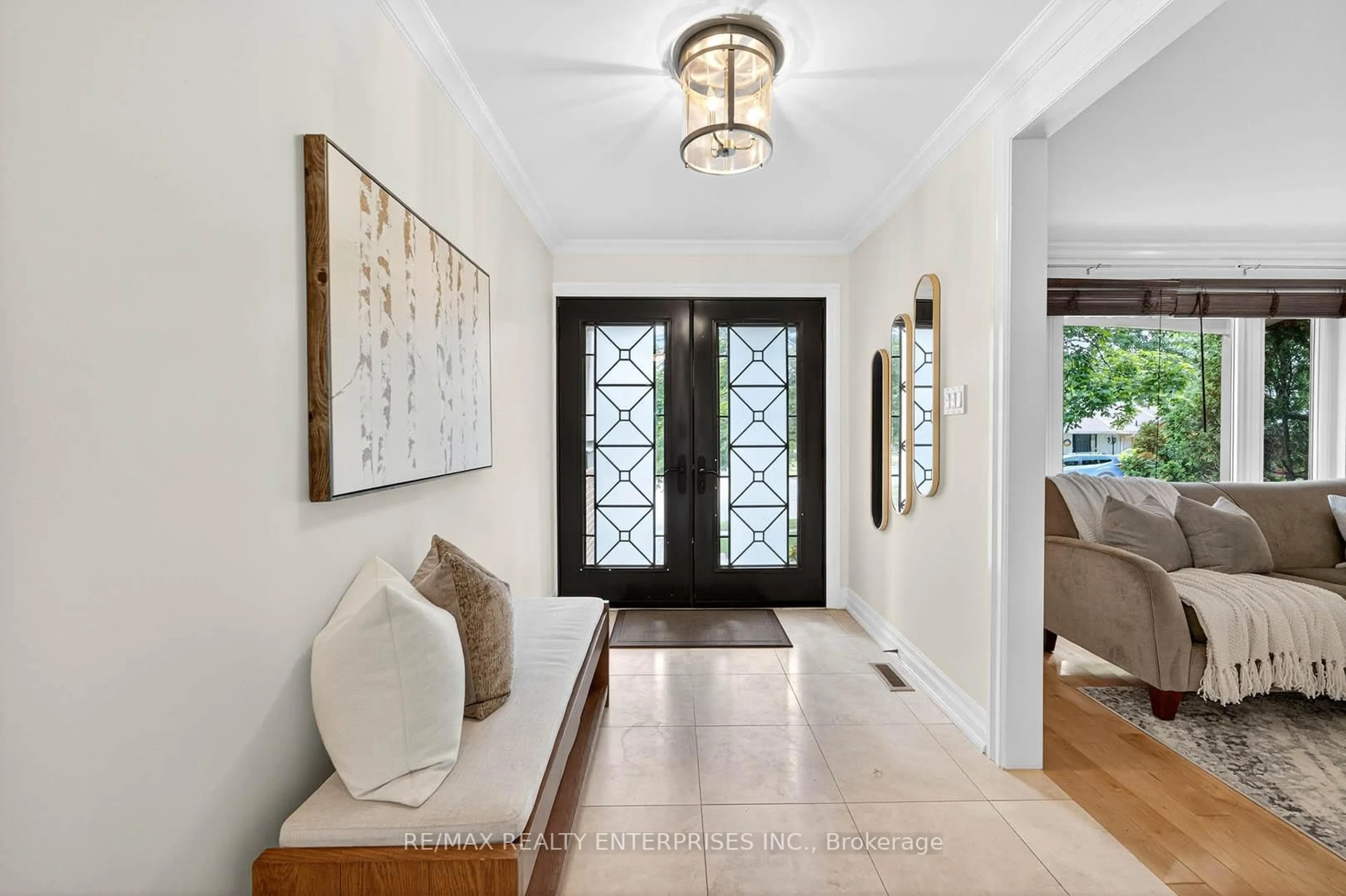 Indoor entryway for 2439 Arioso Crt, Mississauga Ontario L5K 1X9