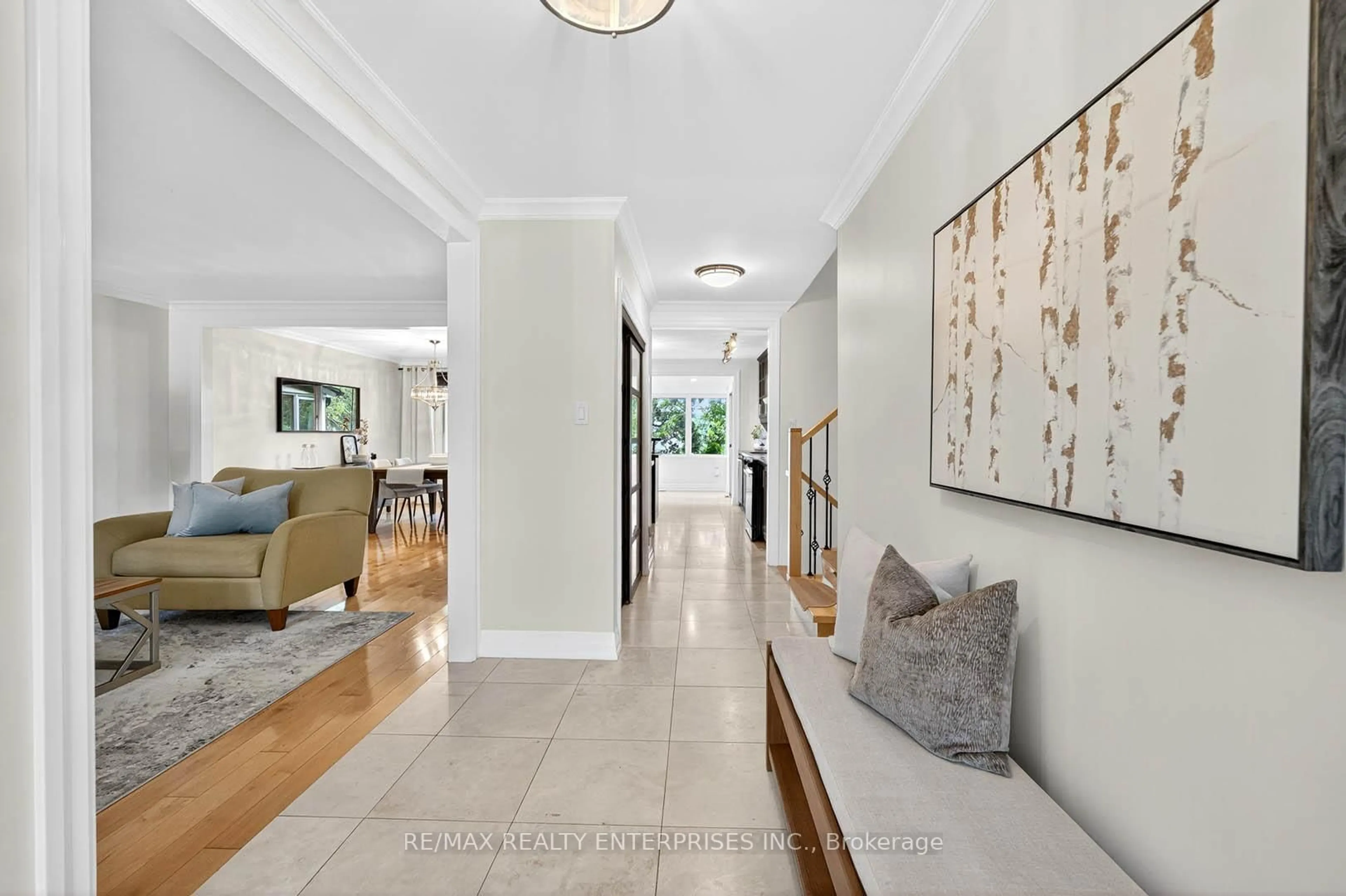 Indoor entryway for 2439 Arioso Crt, Mississauga Ontario L5K 1X9
