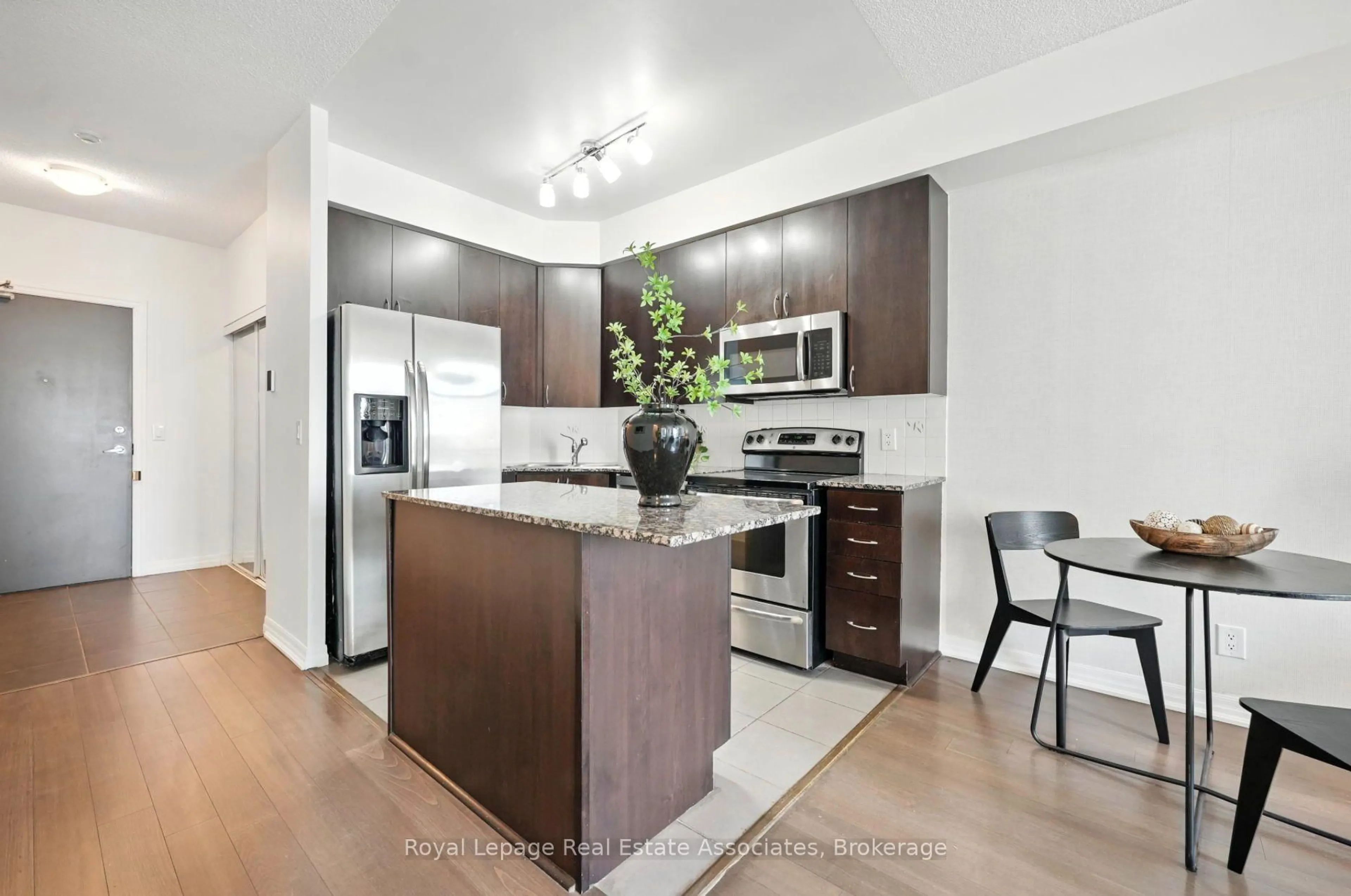 Open concept kitchen, unknown for 223 Webb Dr #2008, Mississauga Ontario L5B 0E8