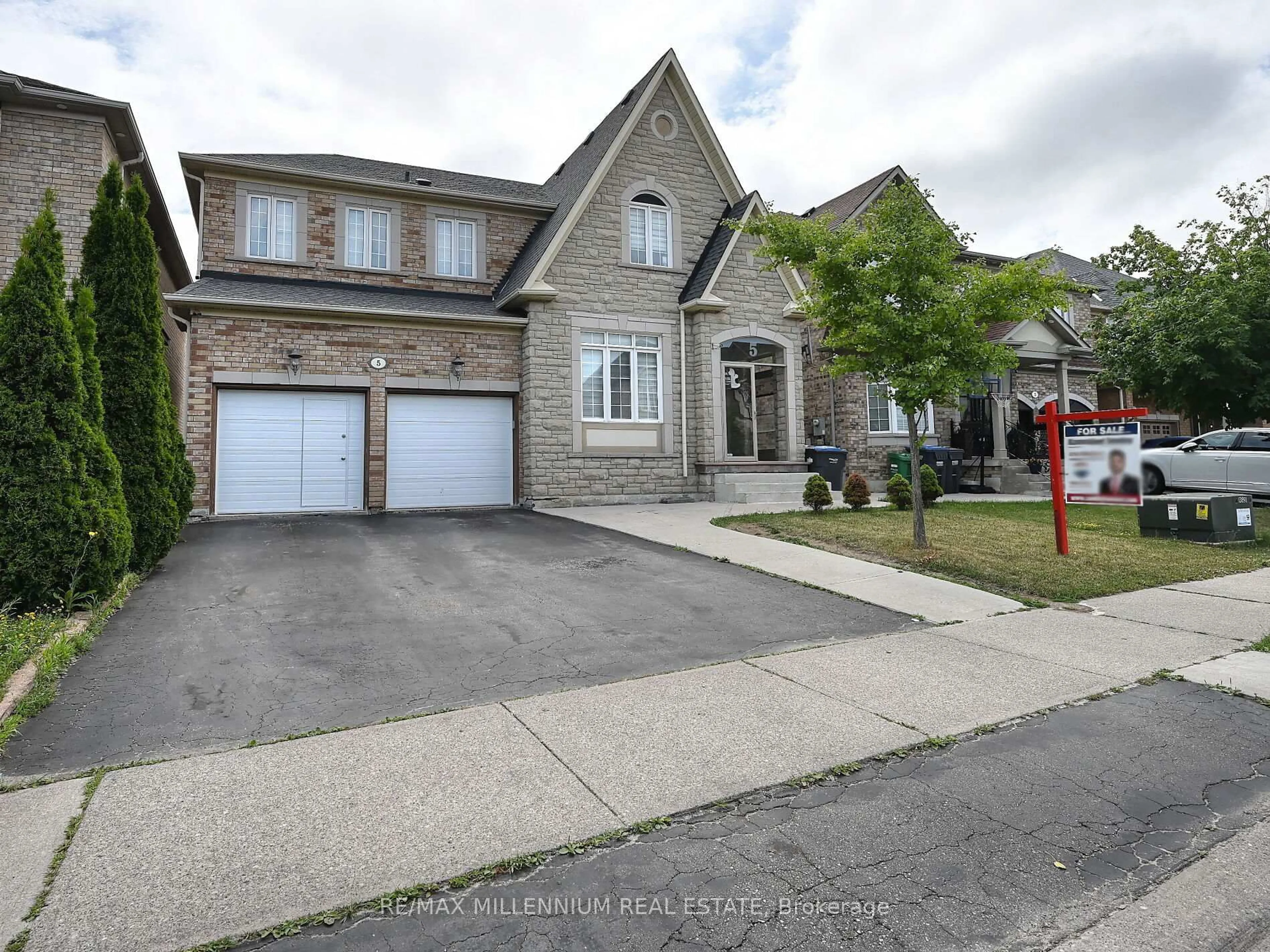 A pic from outside/outdoor area/front of a property/back of a property/a pic from drone, street for 5 Freshspring Dr, Brampton Ontario L6R 3H6
