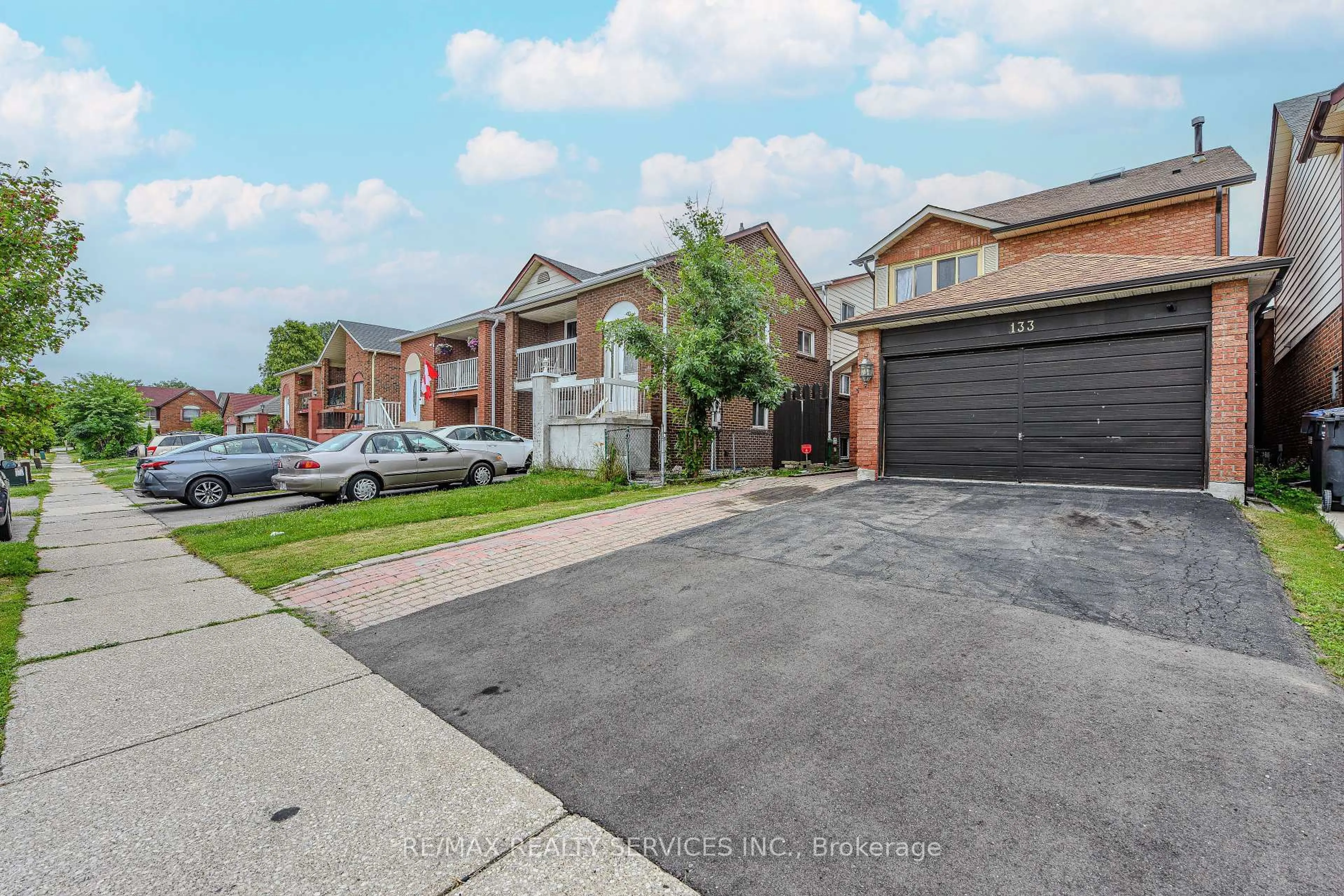 A pic from outside/outdoor area/front of a property/back of a property/a pic from drone, street for 133 Murray St, Brampton Ontario L6X 2S5