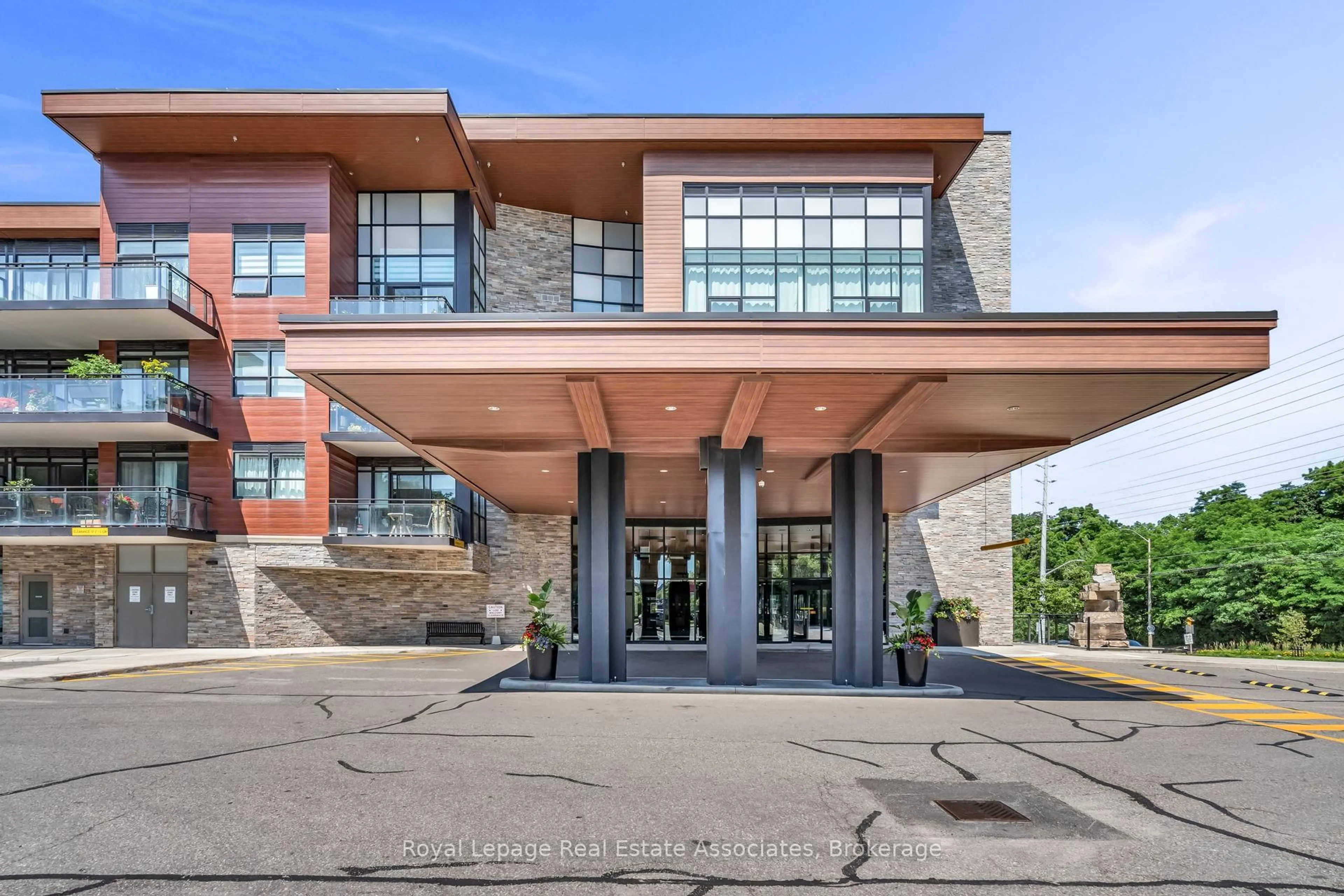 Indoor foyer for 1575 Lakeshore Rd #368, Mississauga Ontario L5J 0B1