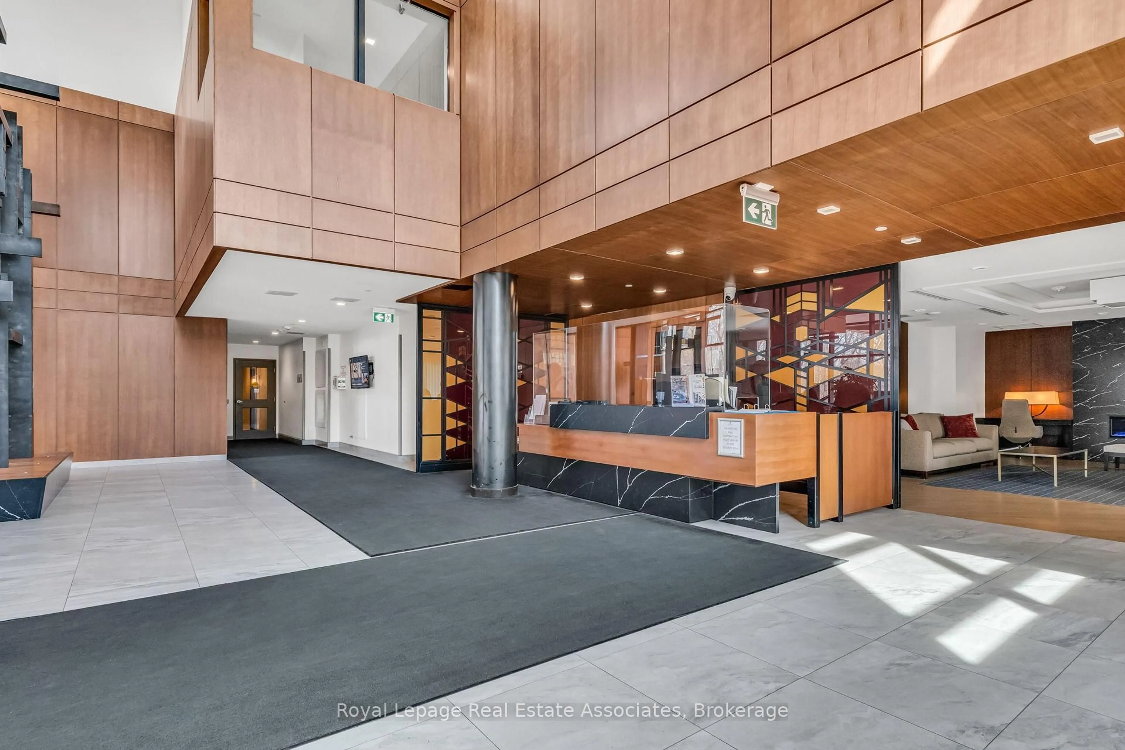 Indoor foyer for 1575 Lakeshore Rd #368, Mississauga Ontario L5J 0B1
