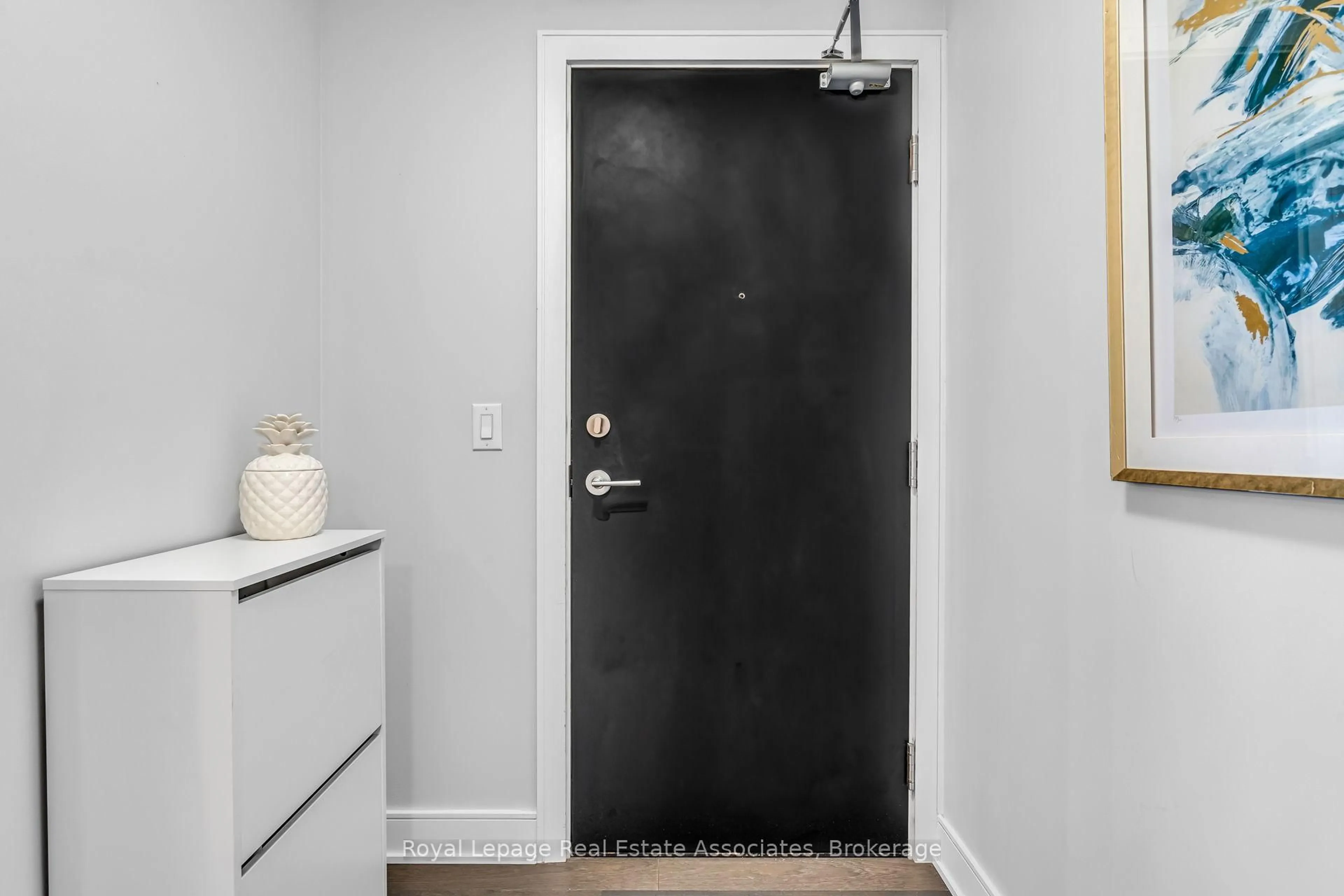 Indoor entryway for 1575 Lakeshore Rd #368, Mississauga Ontario L5J 0B1