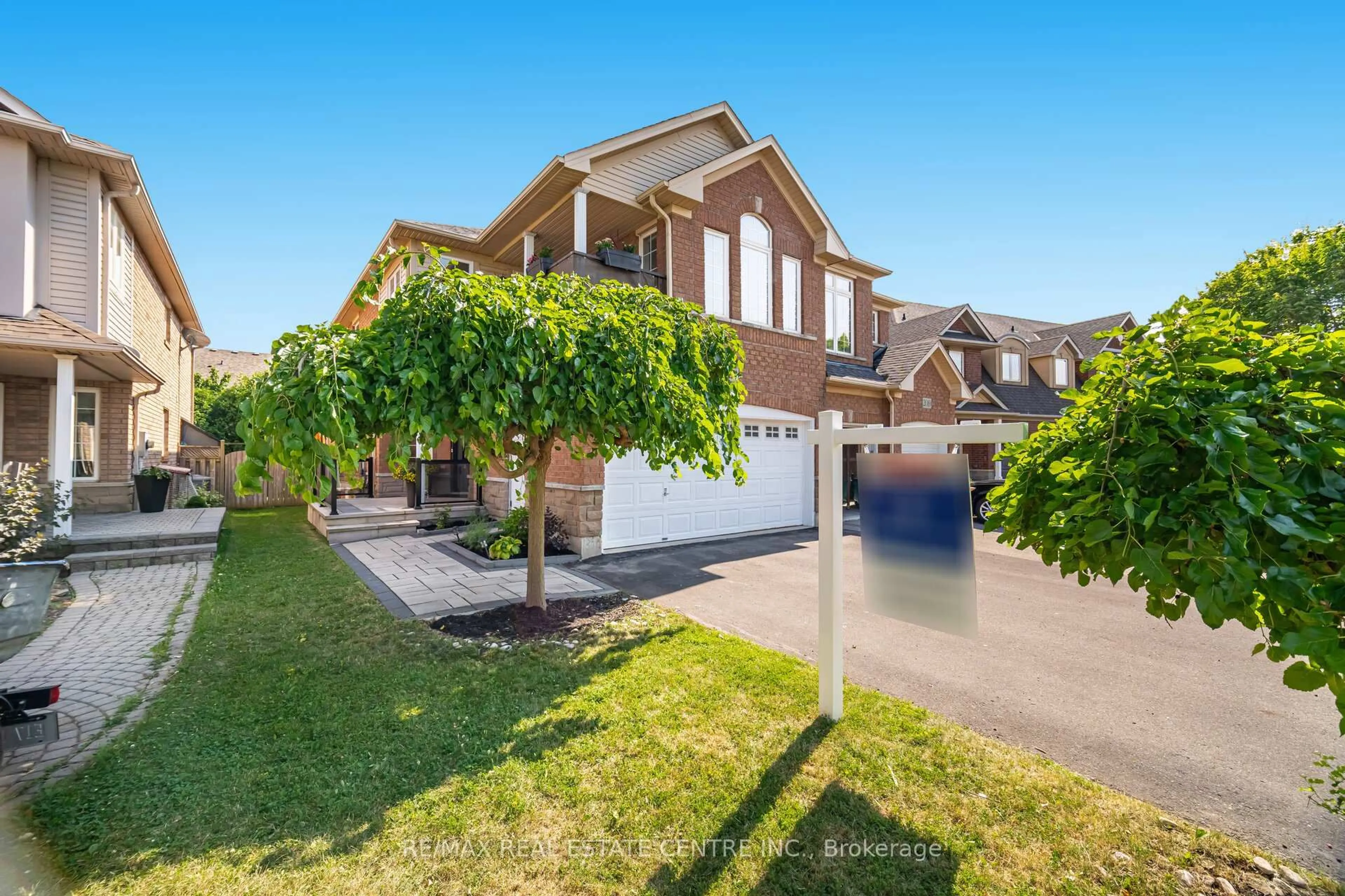 A pic from outside/outdoor area/front of a property/back of a property/a pic from drone, street for 2021 Redstone Cres, Oakville Ontario L6M 5B2